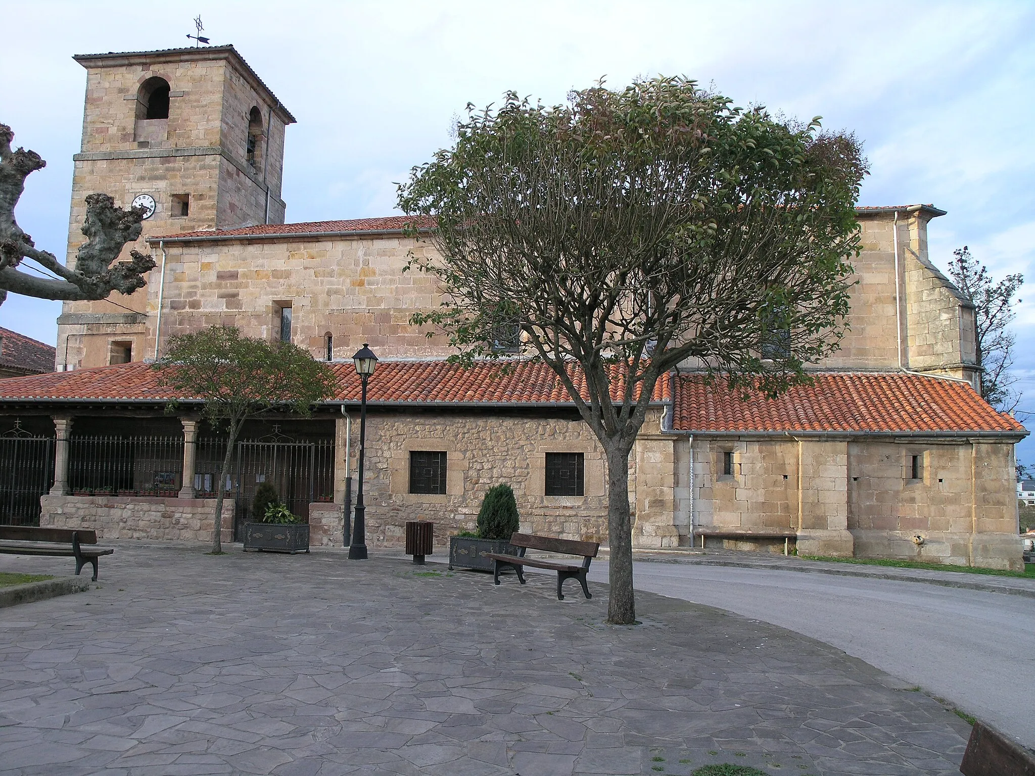 Photo showing: Iglesia de San Román, parroquial de Viérnoles, en el municipio de Torrelavega, Cantabria, España. De mediados del siglo XVI sobrevive la cabecera.