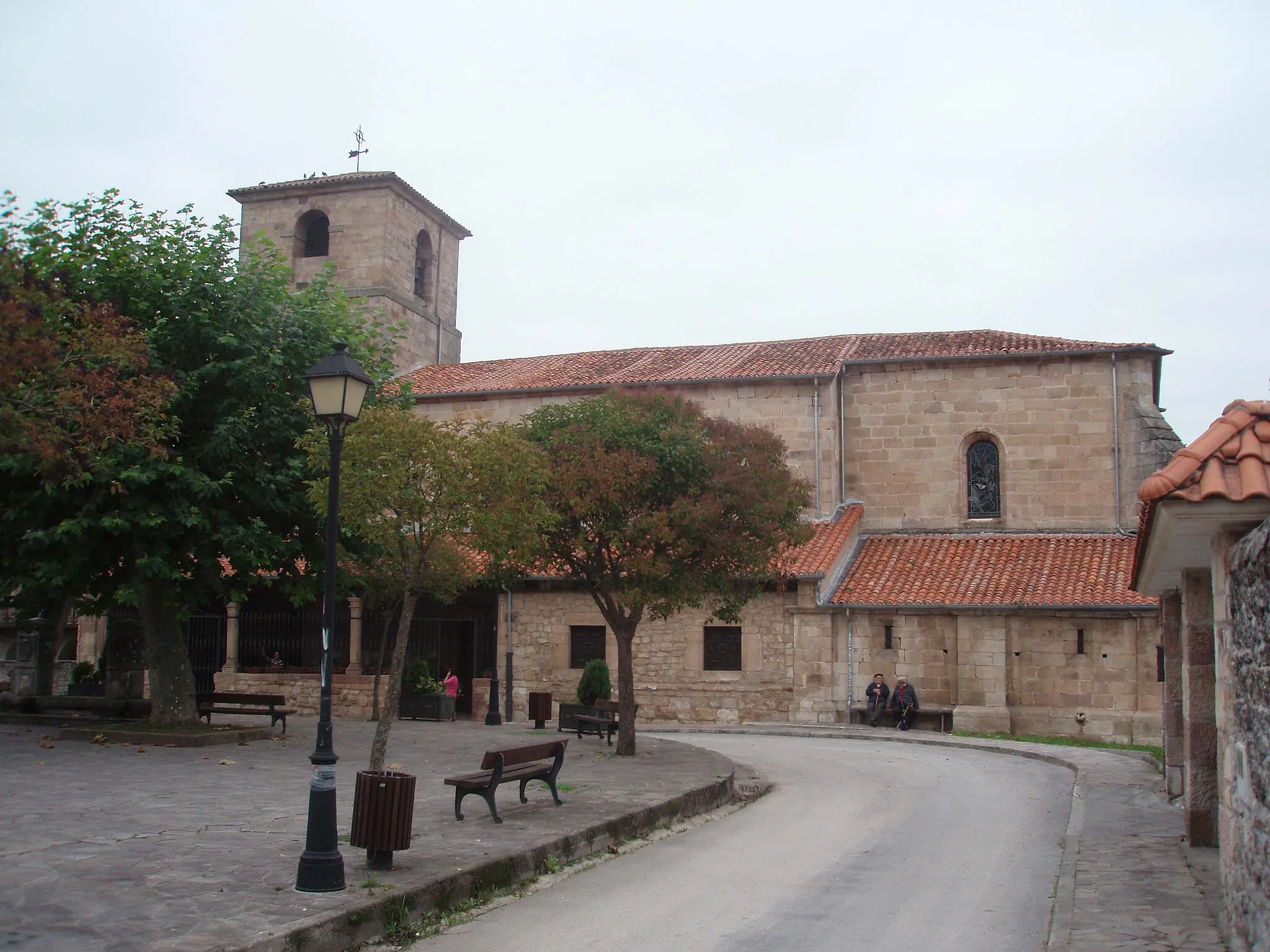 Photo showing: Viérnoles. Iglesia parroquial de San Román.