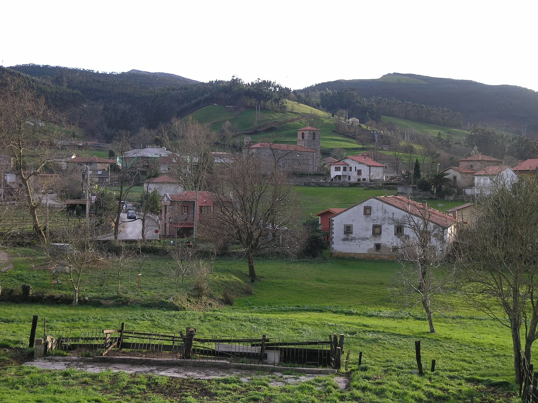 Photo showing: Barrio de Paramenes, en Viérnoles, municipio de Torrelavega, Cantabria. Lugar donde se asienta la iglesia parroquial de San Román.