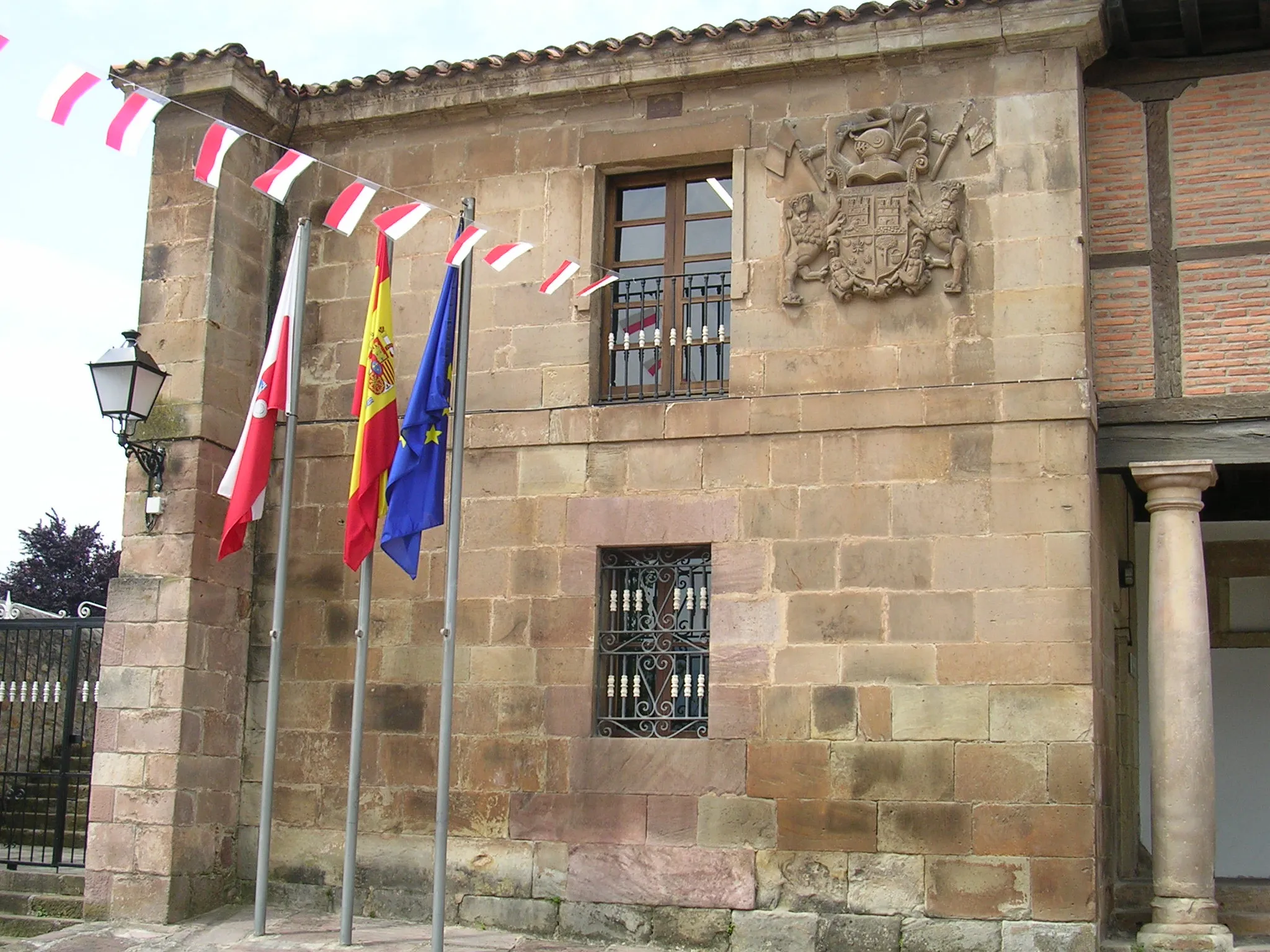 Photo showing: Fachada izquierda del Ayuntamiento de Cartes