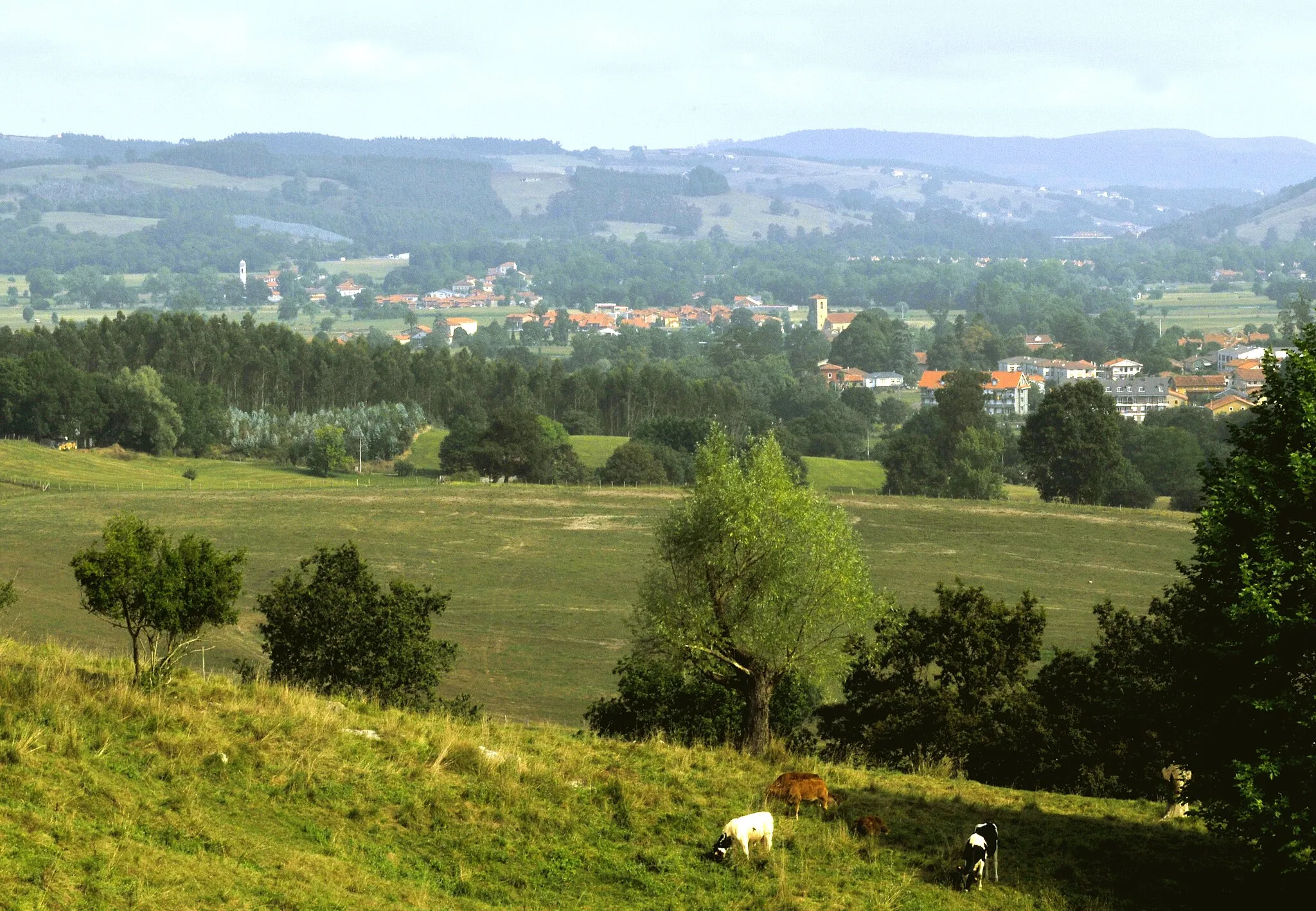 Photo showing: The village and its surroundings. Solórzano, Cantabria, Spain