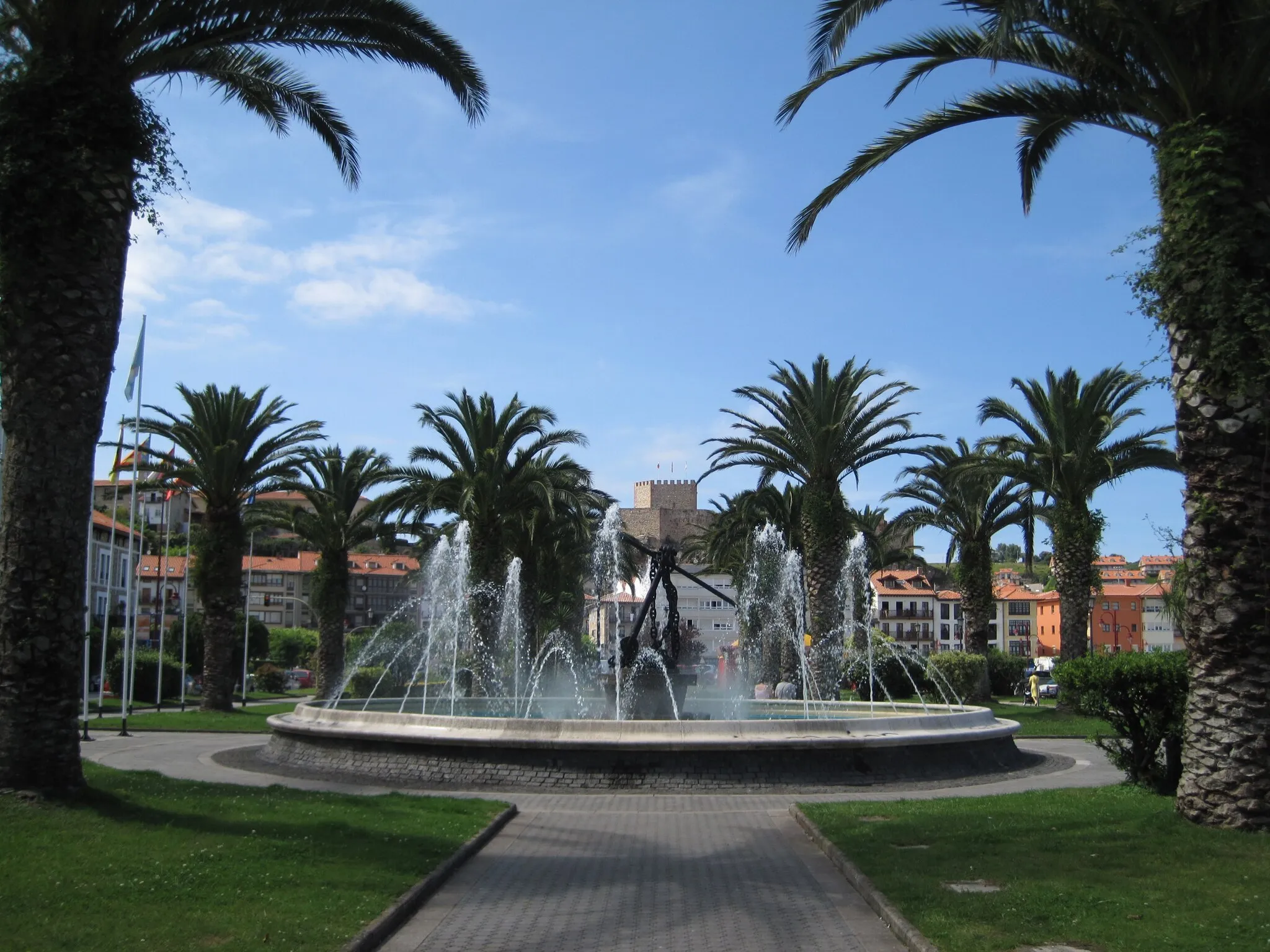 Photo showing: Parque situado en la avenida Miramar, en San Vicente de la Barquera (Cantabria, España).