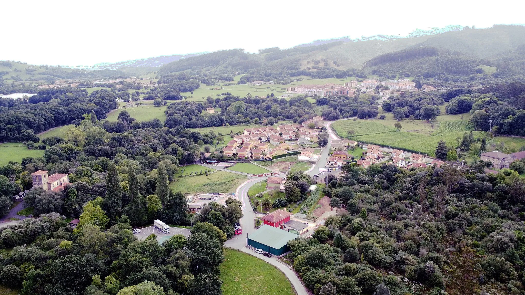 Photo showing: Vista panorámica de las nuevas urbanizaciones construidas en el margen de la CA-267.