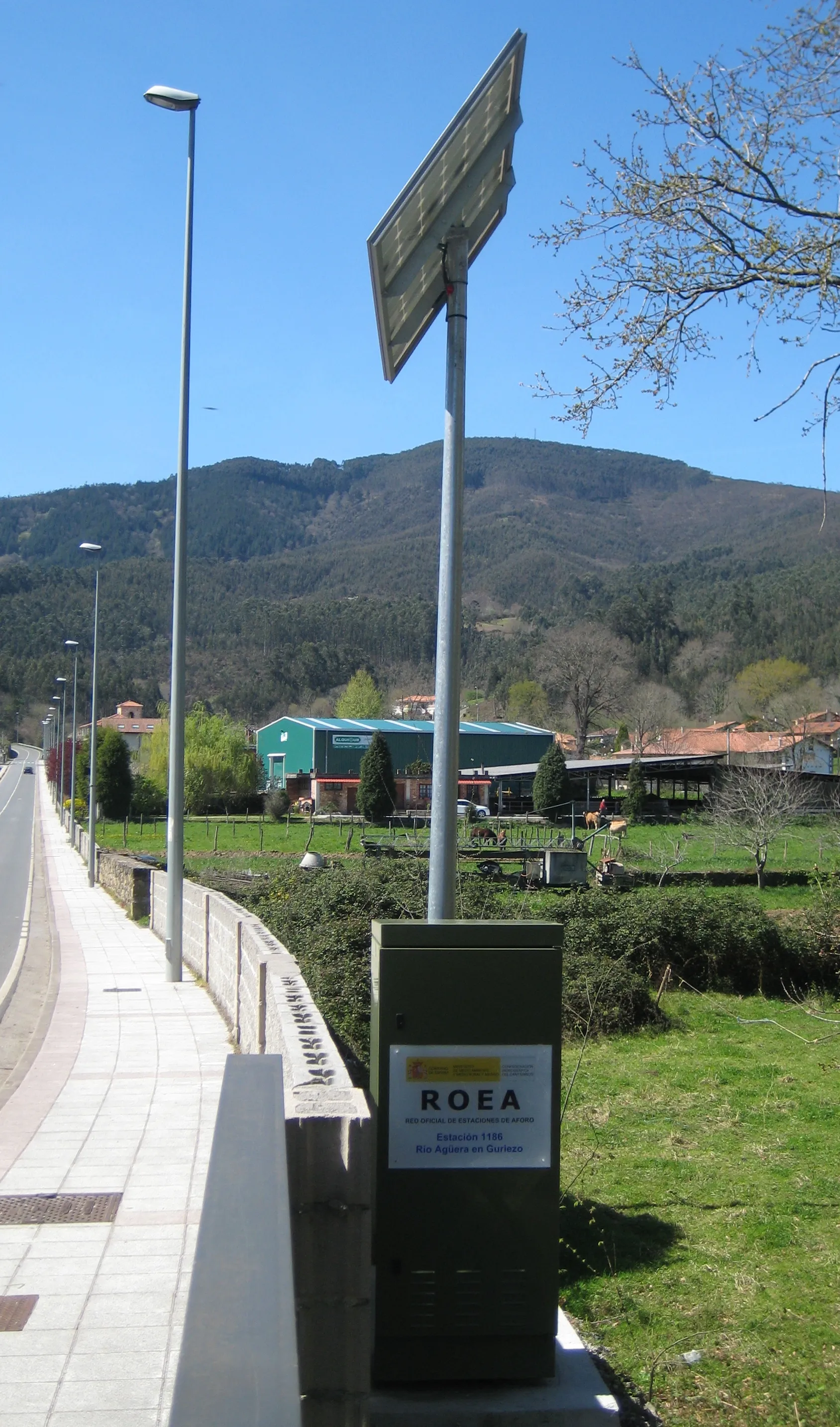 Photo showing: Estación de aforo 1186, de la Red Oficial de Estaciones de Aforo y de la Confederación Hidrográfica del Cantábrico, para controlar el río Agüera a su paso por Guriezo. Al fondo el barrio de La Magdalena.