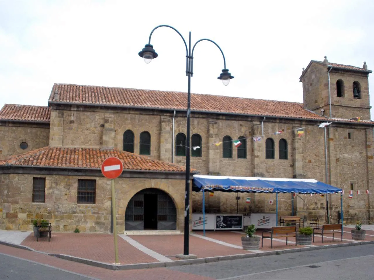 Photo showing: Iglesia de los Santos Justo y Pastor, en la Plaza de La Llana de Sierrapando, Torrelavega (Cantabria)