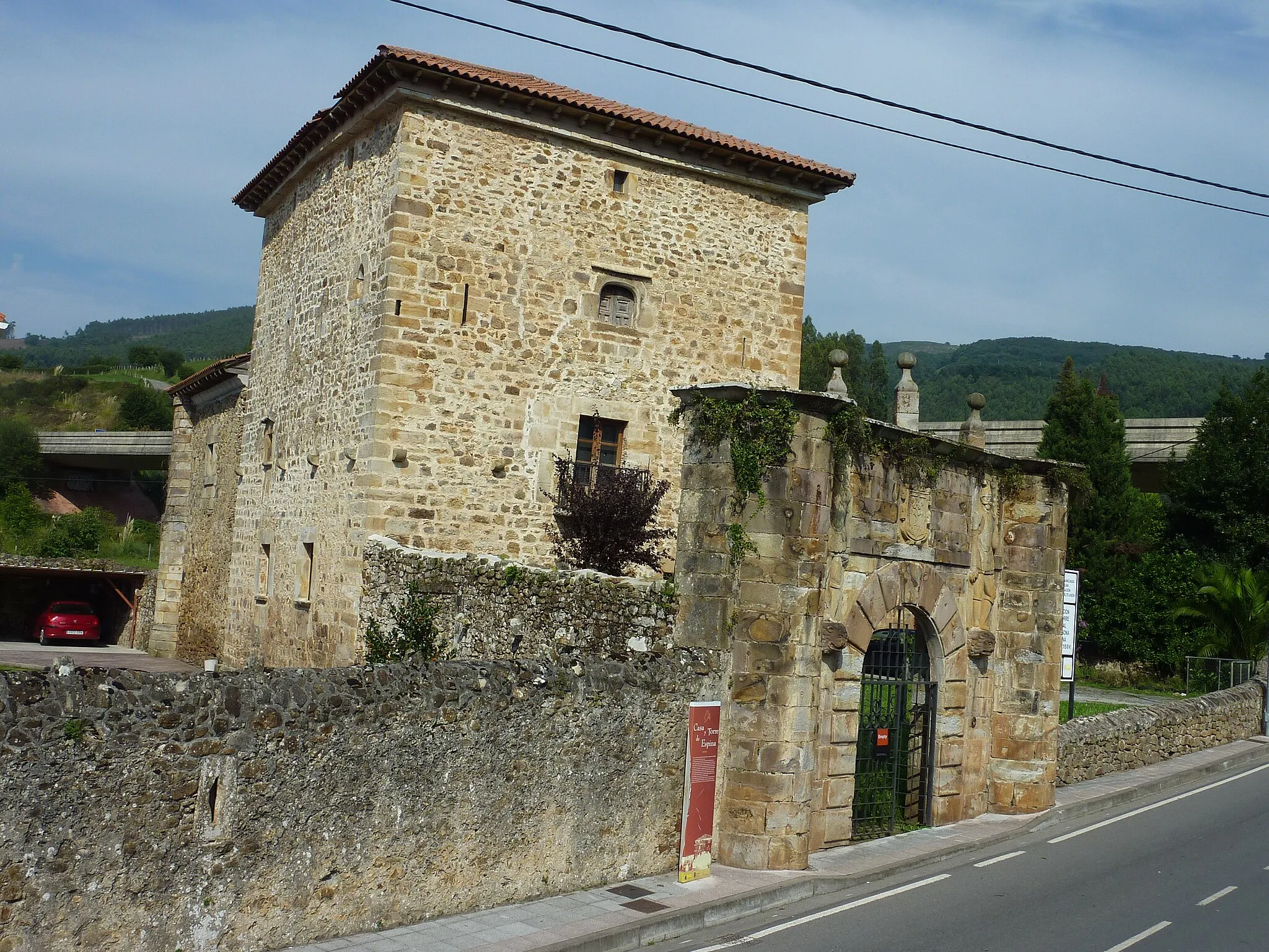 Photo showing: La Casona de Espina, con su Torre y Portalada en Ampuero (Cantabria, España)