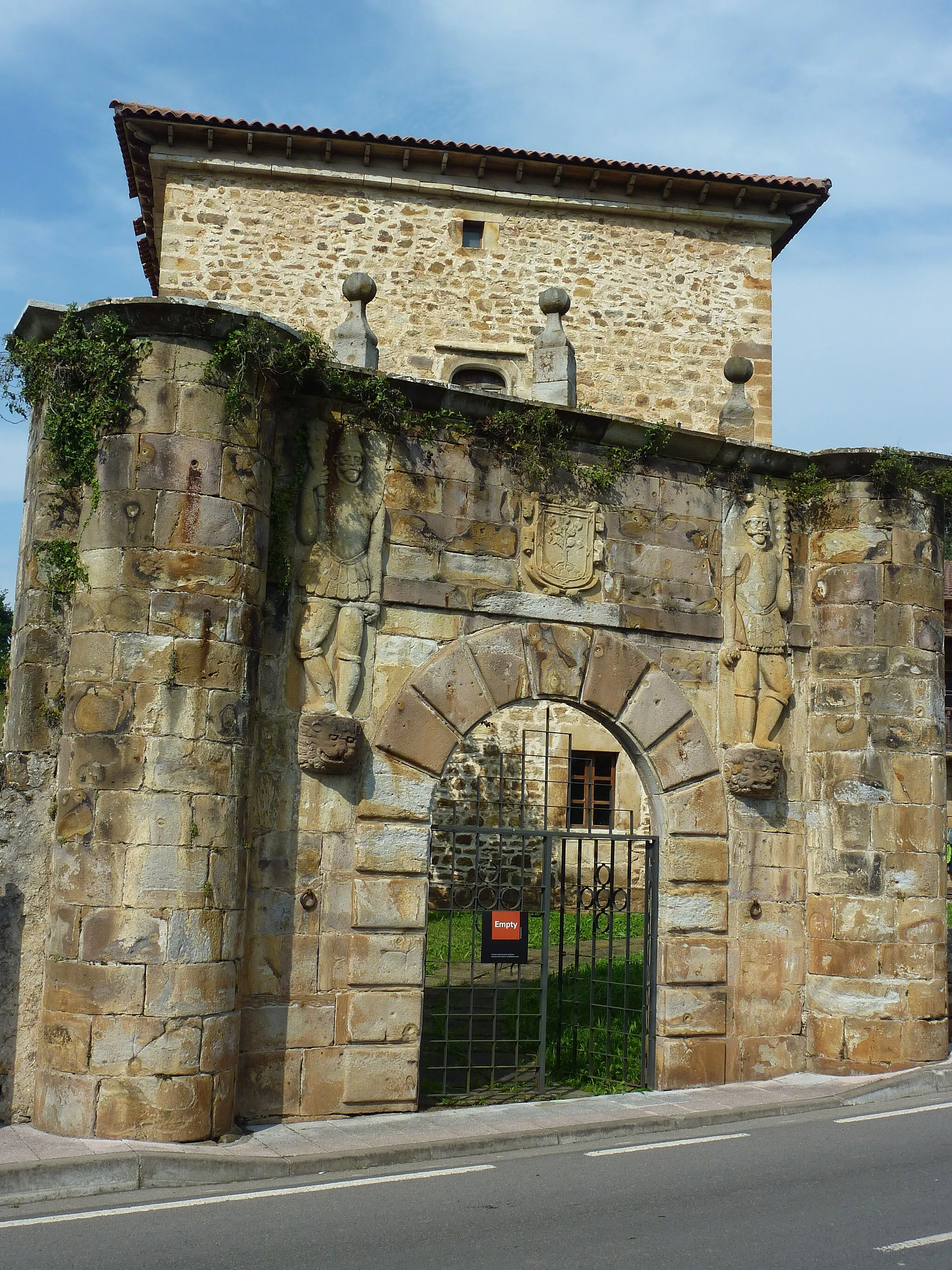 Photo showing: La Casona de Espina, con su Torre y Portalada en Ampuero (Cantabria, España),detalle Portalada.