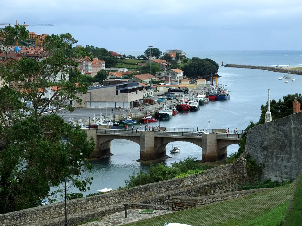 Photo showing: Vista parcial de San Vicente de la Barquera (Cantabria) desde el Castillo del Rey.