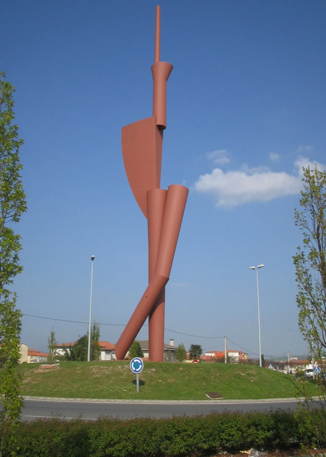 Photo showing: Rotonda de Torrelavega. Tiene la escultura "Oteando", del artista valenciano Miquel Navarro. Alcanza los 25 metros de altura.