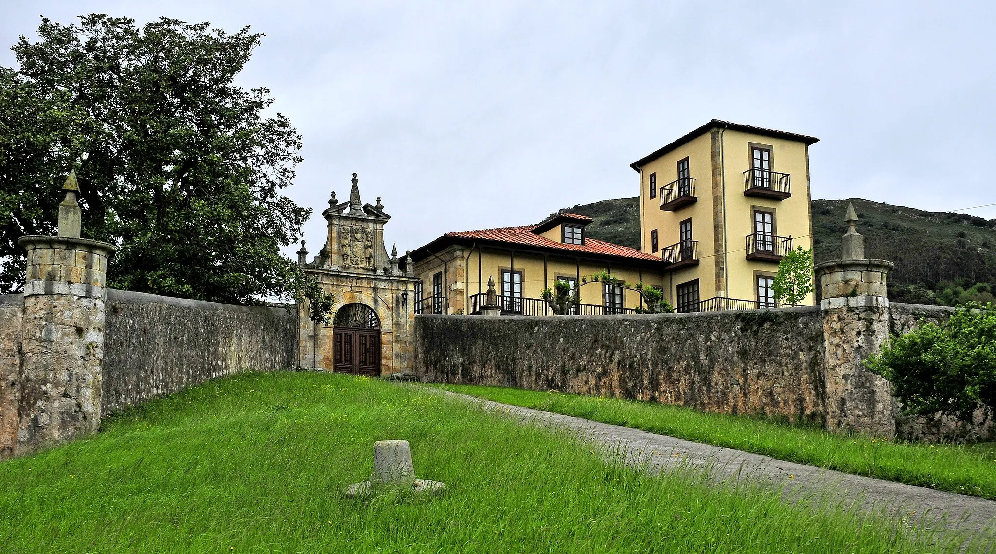 Photo showing: Los Cuetos Mansion. Sobremazas, Medio Cudeyo, Cantabria, Spain