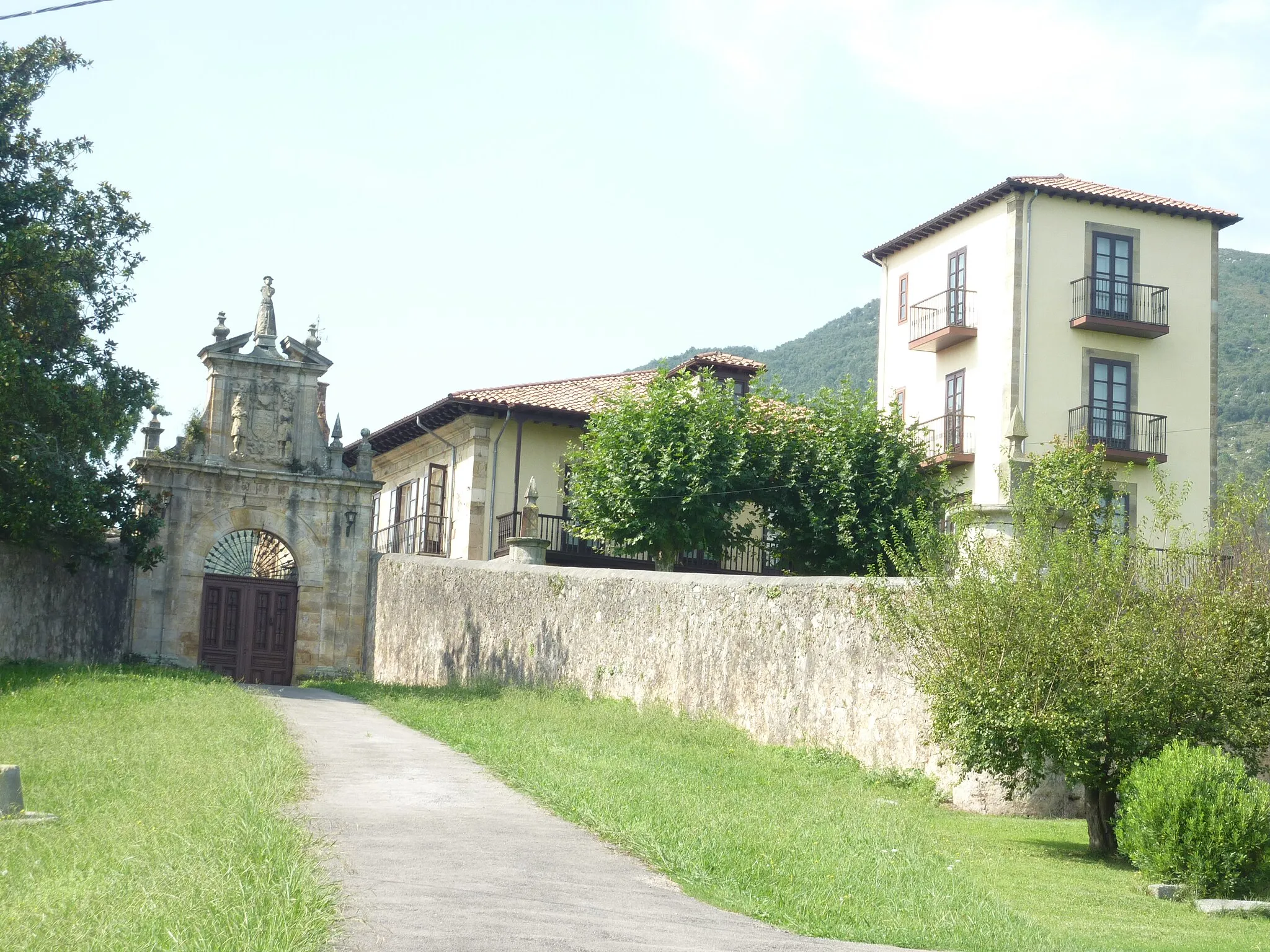 Photo showing: Casa Solariega de los Cuetos
Sobremazas. Medio Cudeyo-Cantabria