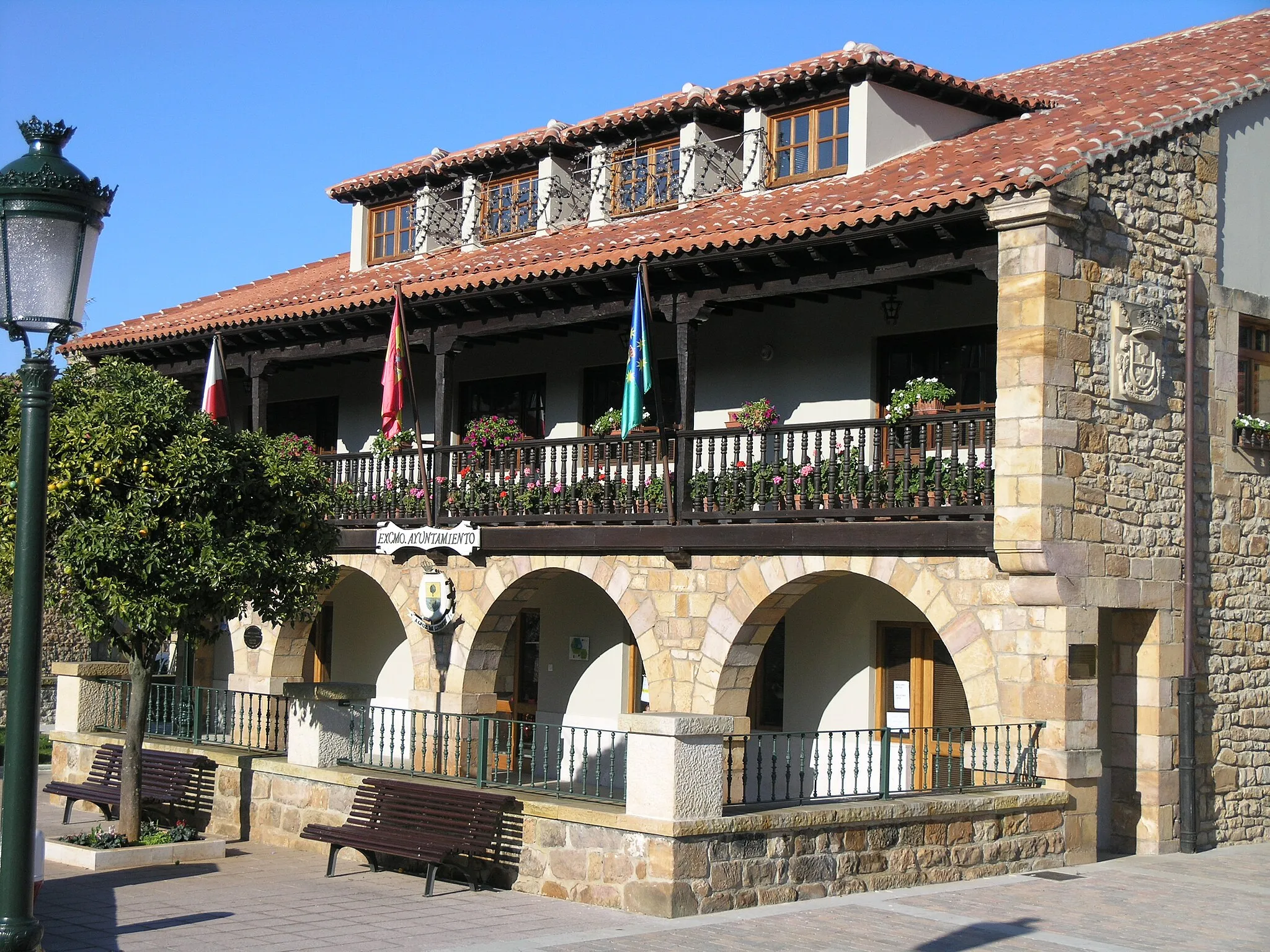 Photo showing: Ayuntamiento (Town Hall) de Alfoz de Lloredo, en Novales (Cantabria, España)