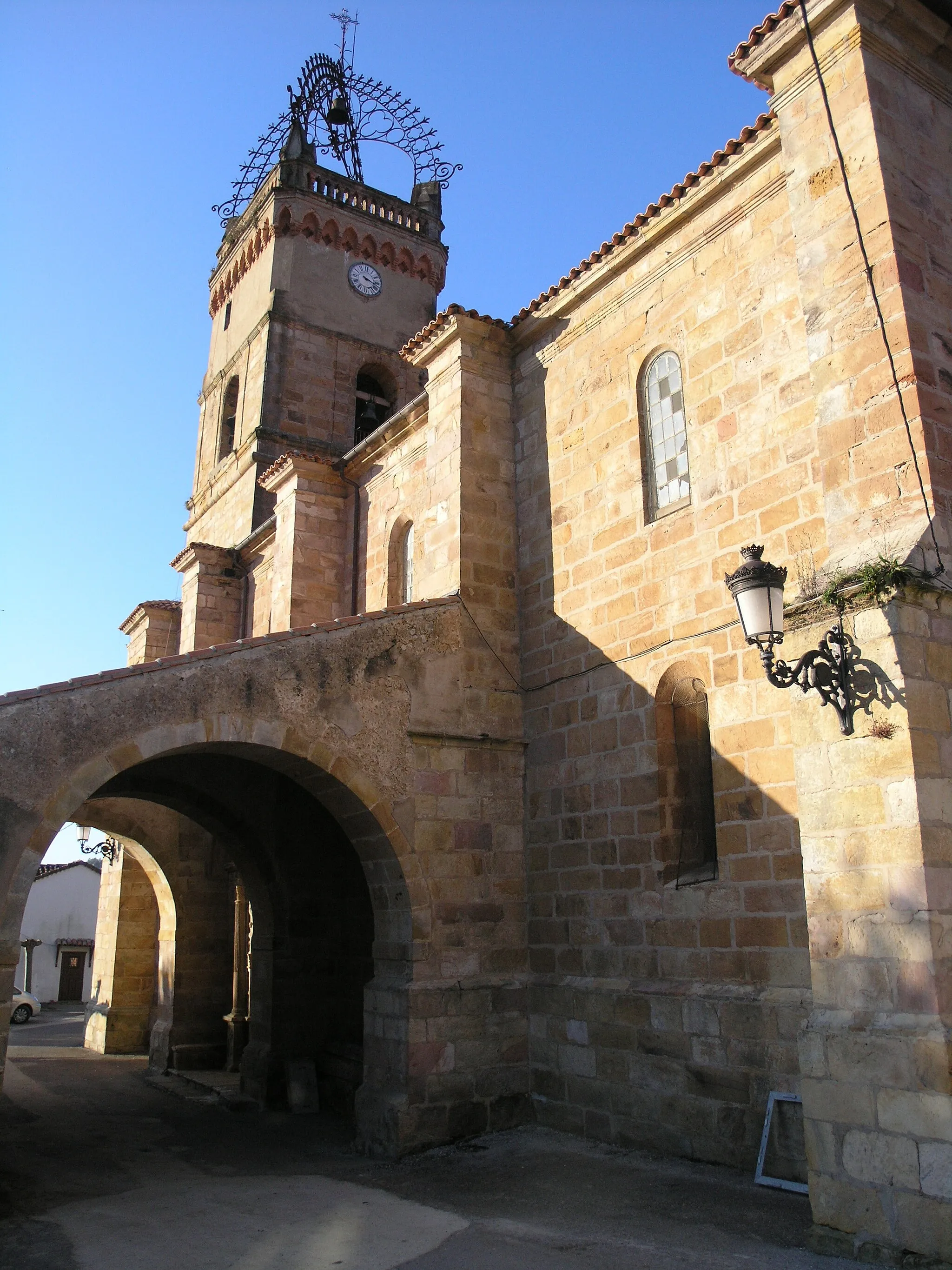 Photo showing: Iglesia de Nuestra Señora de la Asunción en Novales (Alfoz de Lloredo), Cantabria, España. Mediados del siglo XVI. Estilo renacentista. Bien inventariado, incluido en el Inventario General del Patrimonio Cultural de Cantabria en 2001