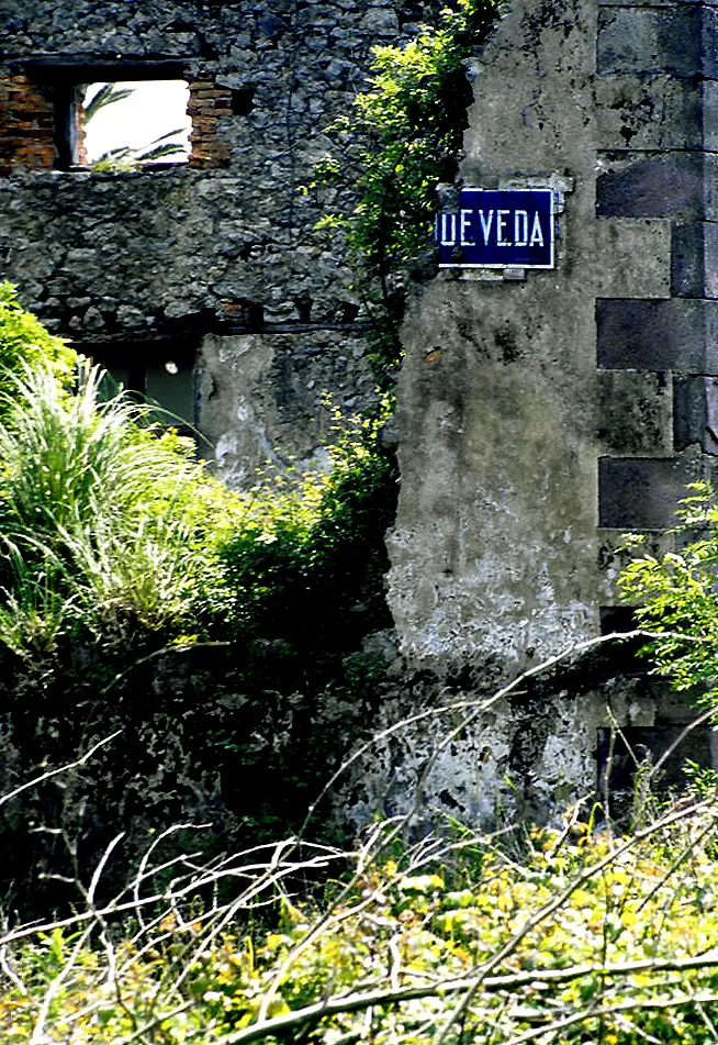 Photo showing: Town signs on a ruined building. Queveda, Santillana del mar,  Cantabria, Spain