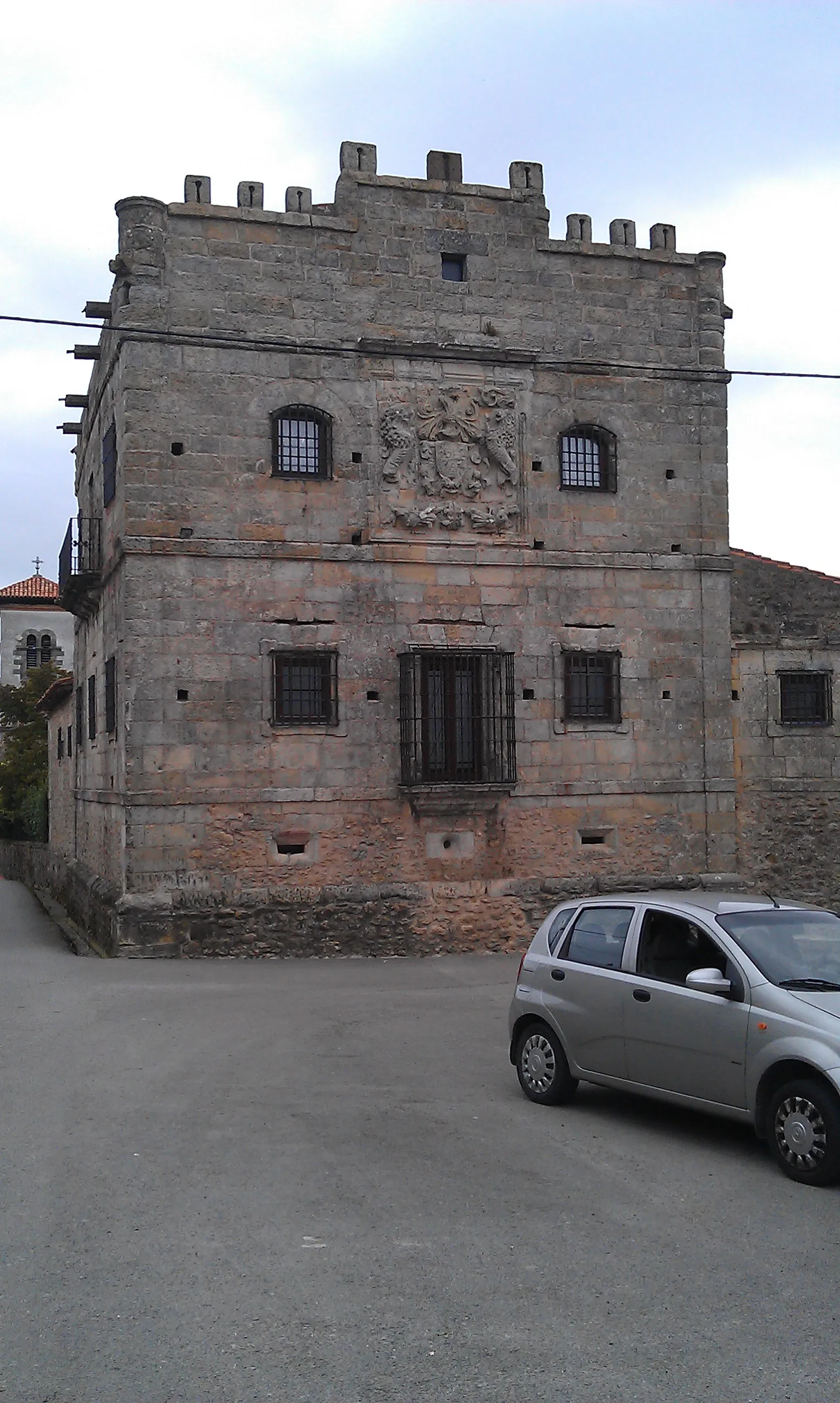 Photo showing: Beltrán de la Cueva Tower (Cantabria, Spain).