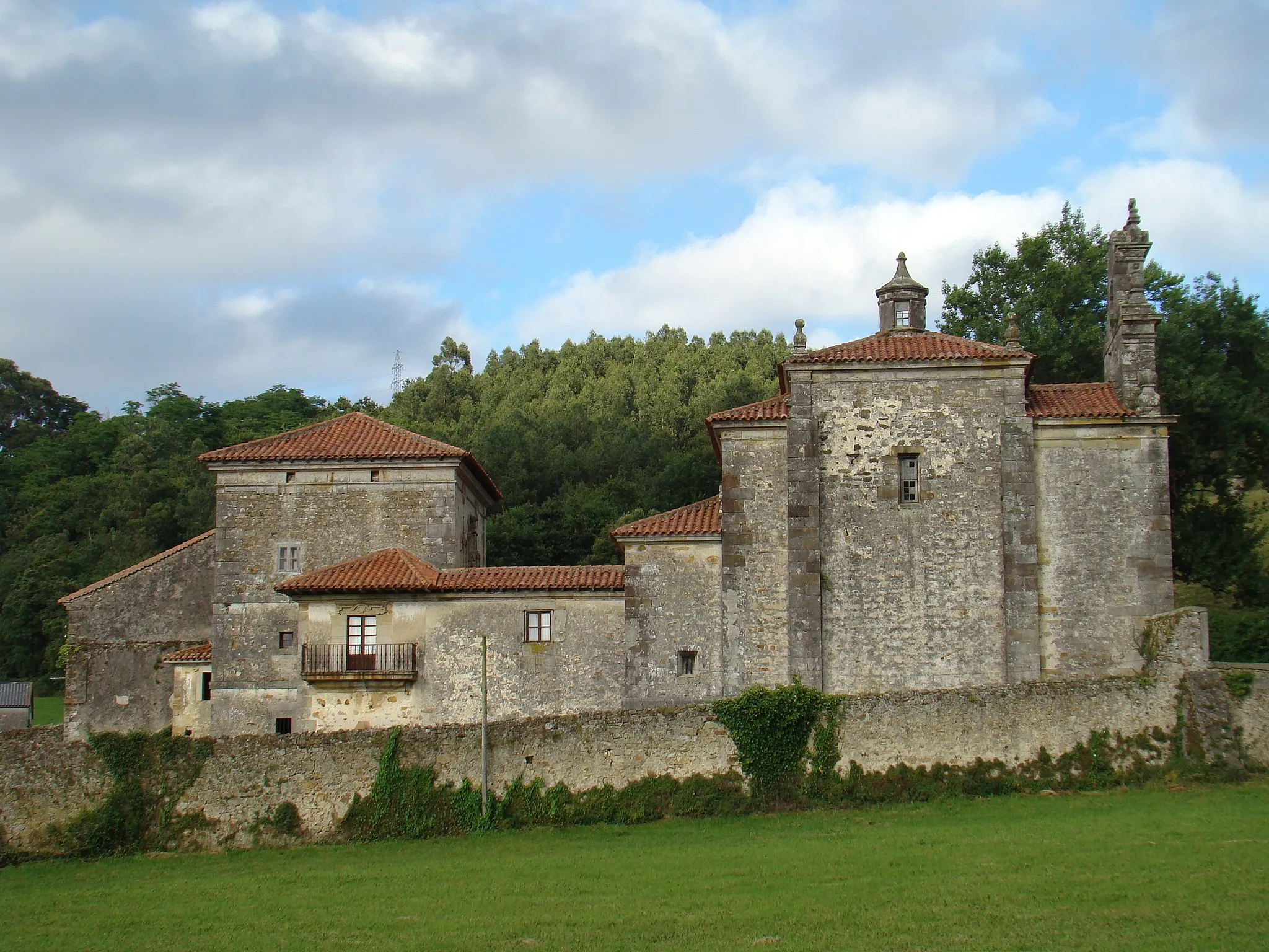 Photo showing: Bárcena de Cicero (Cantabria, Spain). View of the noble house and the church of Carmen of the Lord of Rugama. It is a palace built for Lorenzo de Rugama in the middle of the 18th century which consists of a tower-house and a chapel-pantheon consagrated to the Virgin of Carmen.