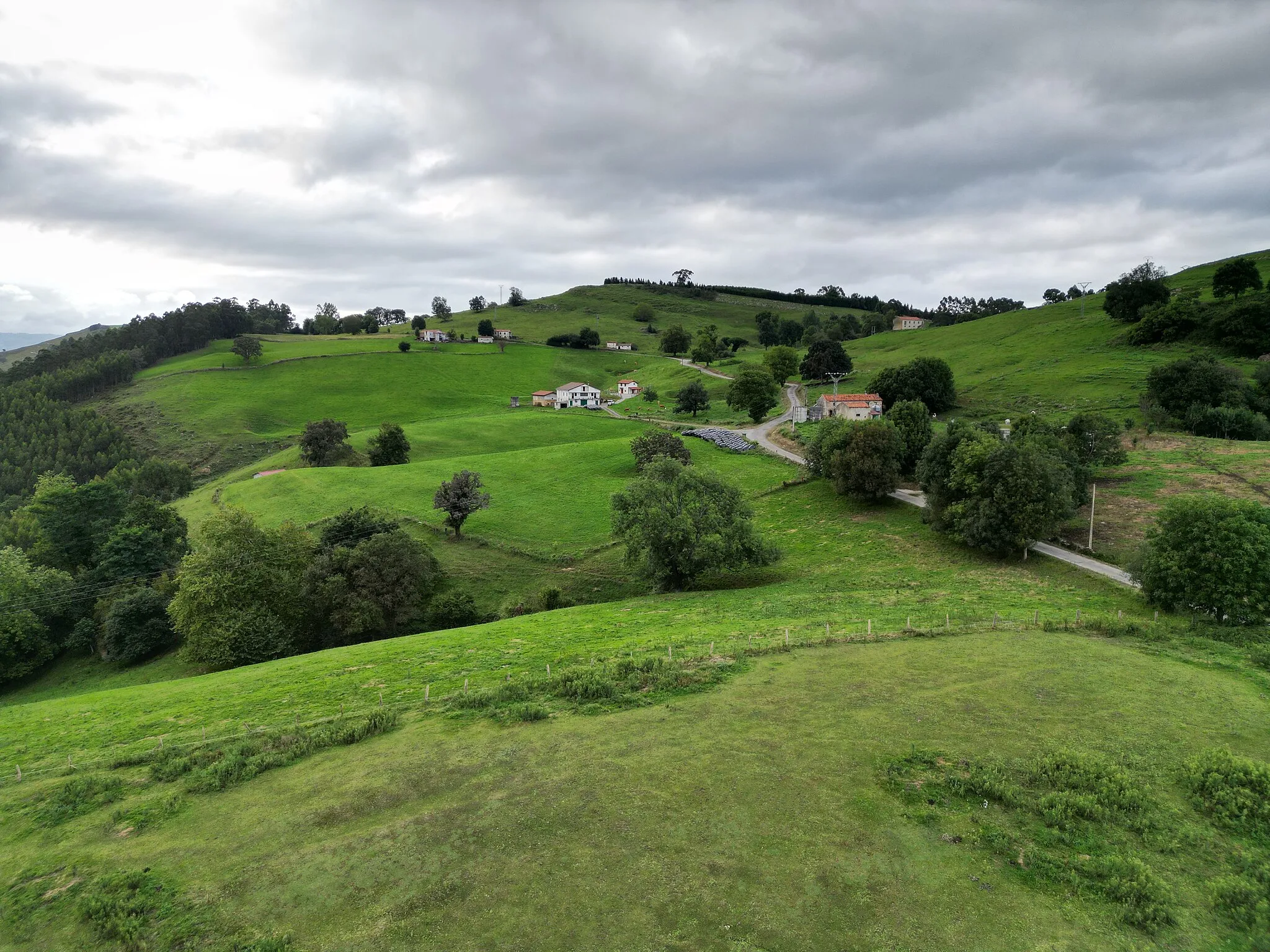 Photo showing: Vista aérea de Camposdelante, Entrambasaguas (Cantabria, España)