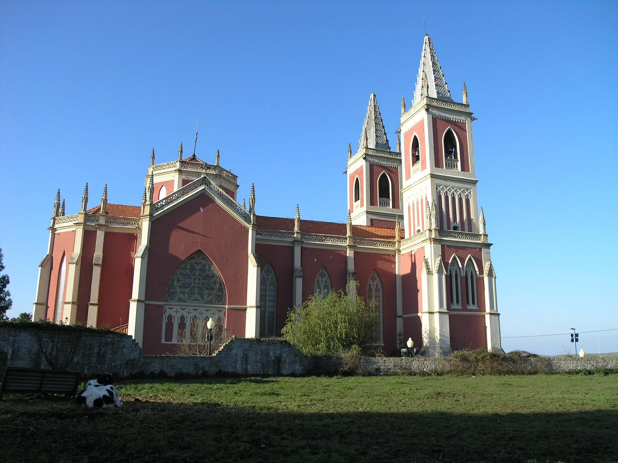 Photo showing: Iglesia de San Pedro ad Vincula (1891-1910) en Cóbreces, Alfoz de Lloredo, Cantabria, España. Arquitecto: Emilio de la Torriente. Estilo neogótico.