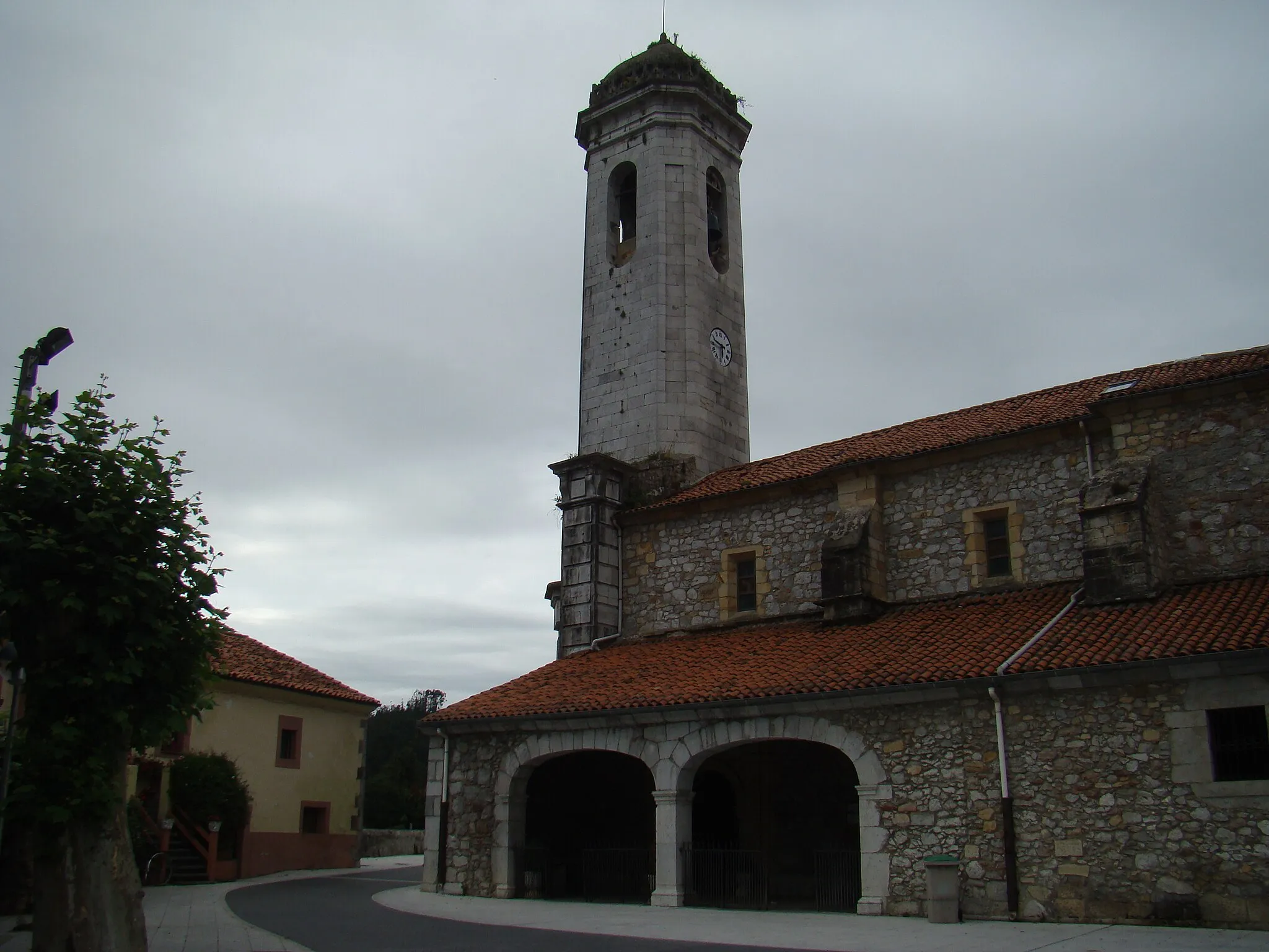 Photo showing: Hazas de Cesto, municipio y localidad de la comunidad autónoma de Cantabria (España) en la Comarca de Trasmiera. Iglesia de Santa María.