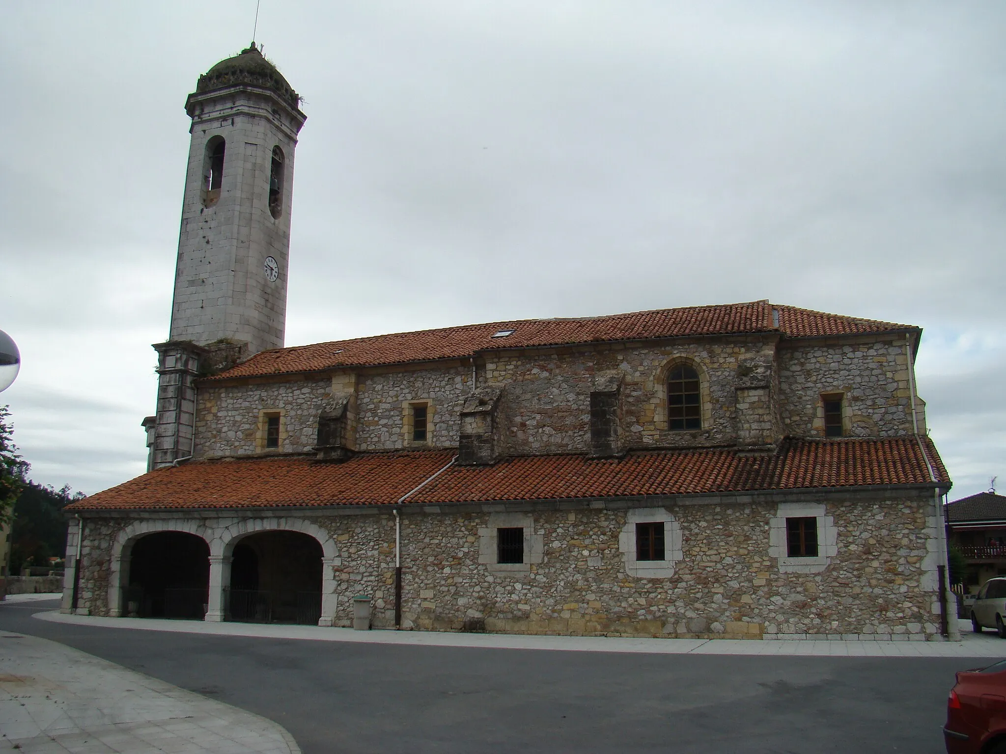 Photo showing: Hazas de Cesto, municipio y localidad de la comunidad autónoma de Cantabria (España) en la Comarca de Trasmiera. Iglesia de Santa María.