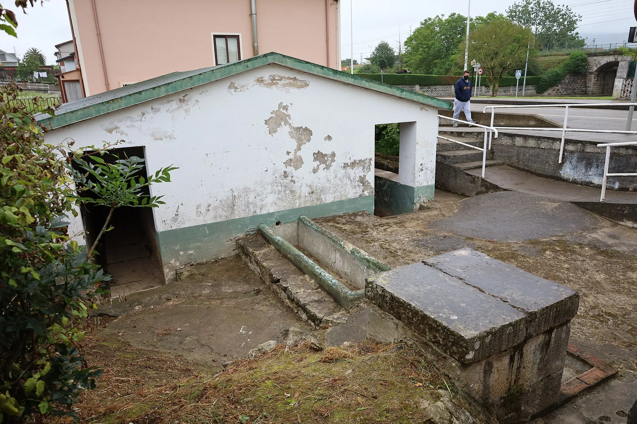 Photo showing: Fuente, abrevadero y lavadero en la calle Ramón y Cajal, Guarnizo (E Astillero).