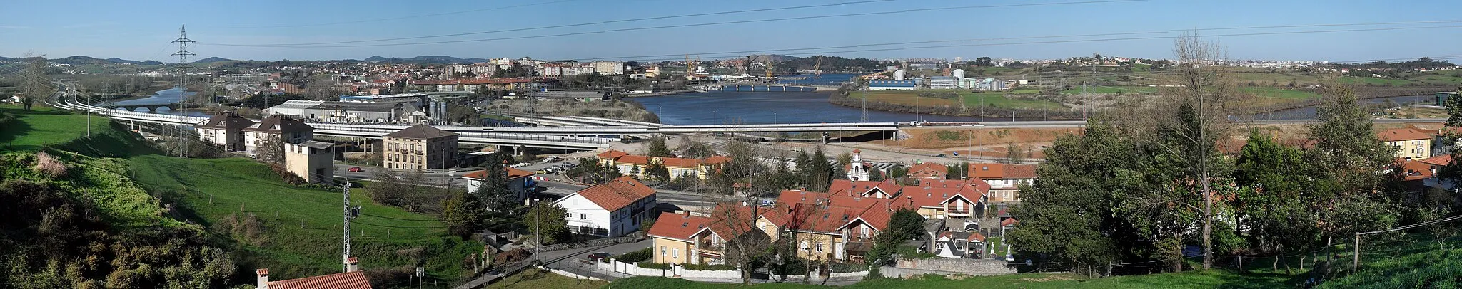 Photo showing: Panoramic view of Astillero, Solía and San Salvador rias from San Salvador place