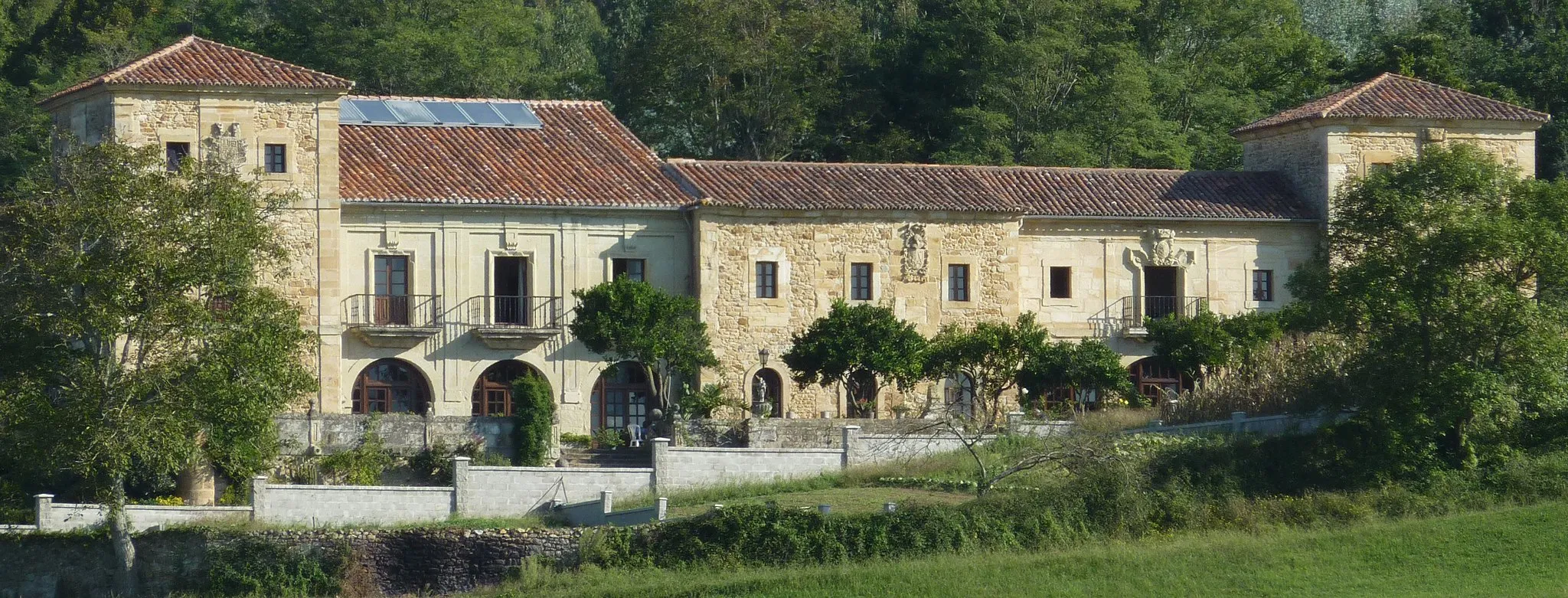 Photo showing: Edificio.Portada.

This is a photo of a monument indexed in the Spanish heritage register of Bienes de Interés Cultural under the reference RI-51-0004257.