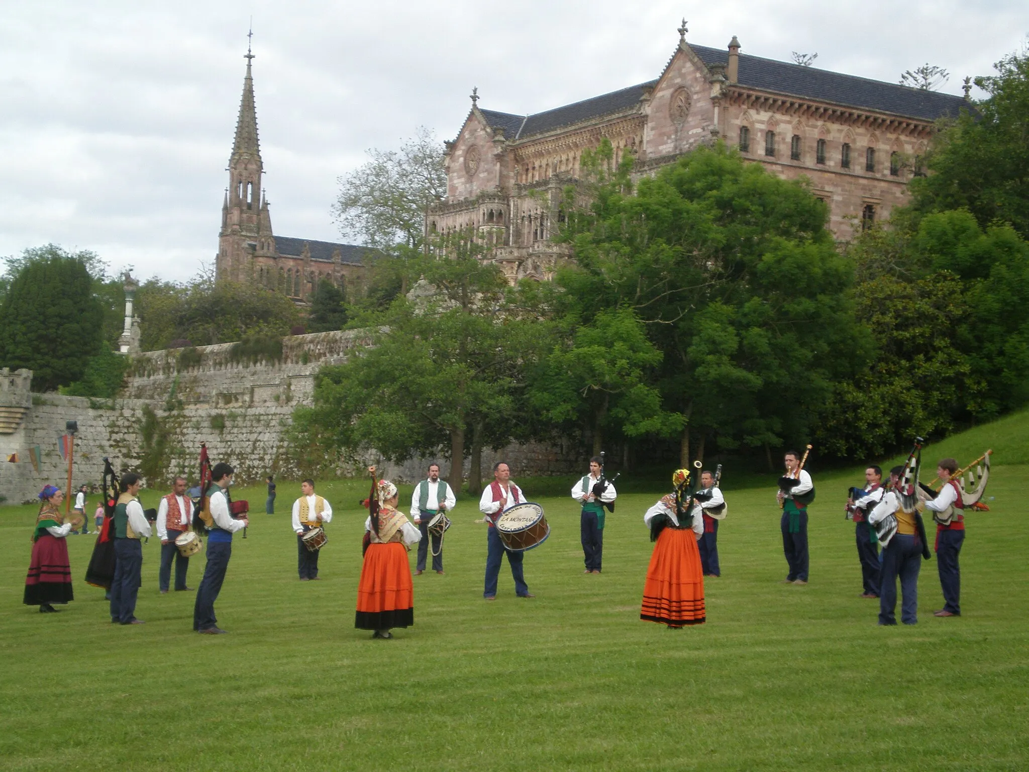Photo showing: Band of Pipers "La Montaña" playing in Comillas, Cantabria, Spain. At the bottom the "Palacio de Sobrellano".