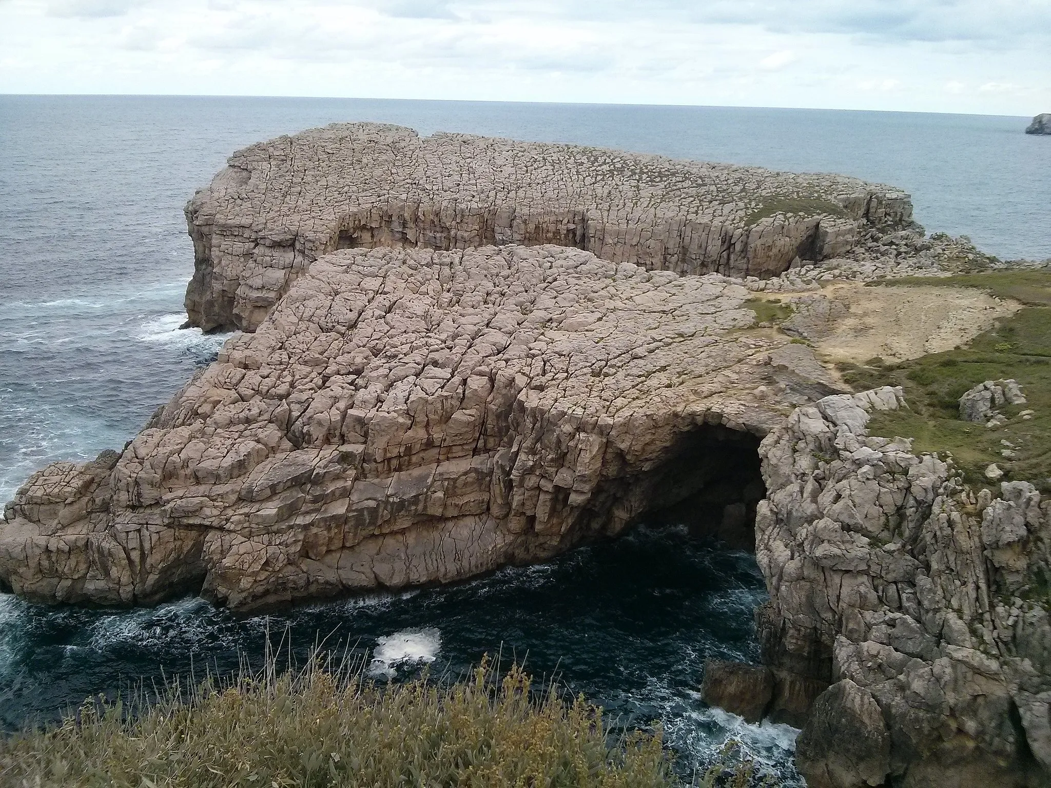 Photo showing: Cueva marina