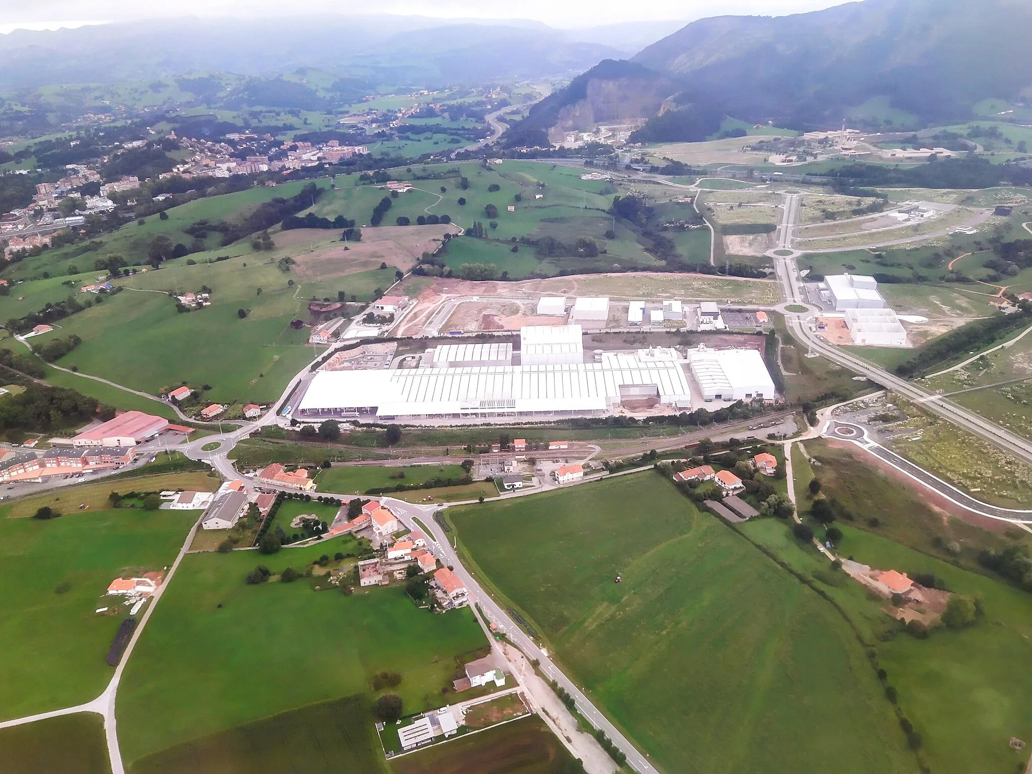 Photo showing: Vista aérea de la fábrica de Fermacell Spain en el polígono industrial de Cudeyo, en Marina de Cudeyo (Cantabria, España)