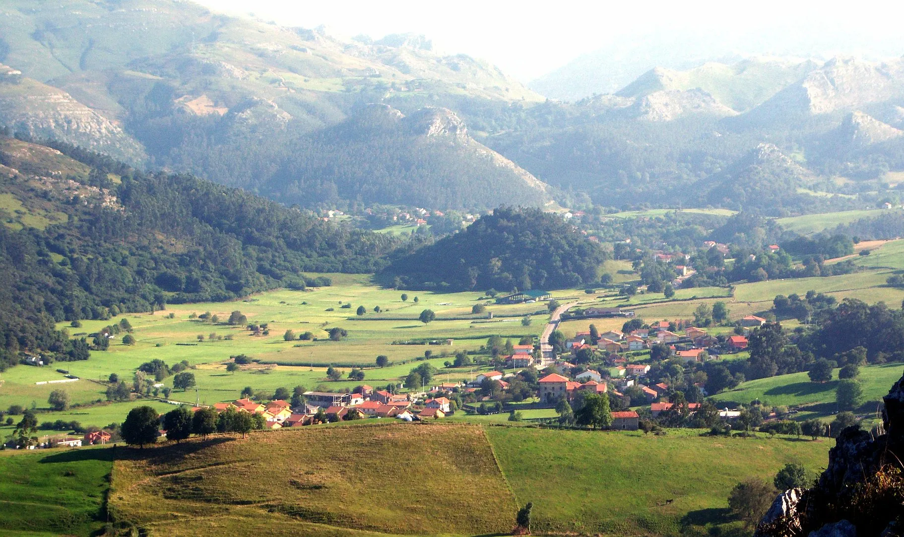 Photo showing: View to the village of Navajeda from the Vizmaya Peak (Cantabria, Spain)