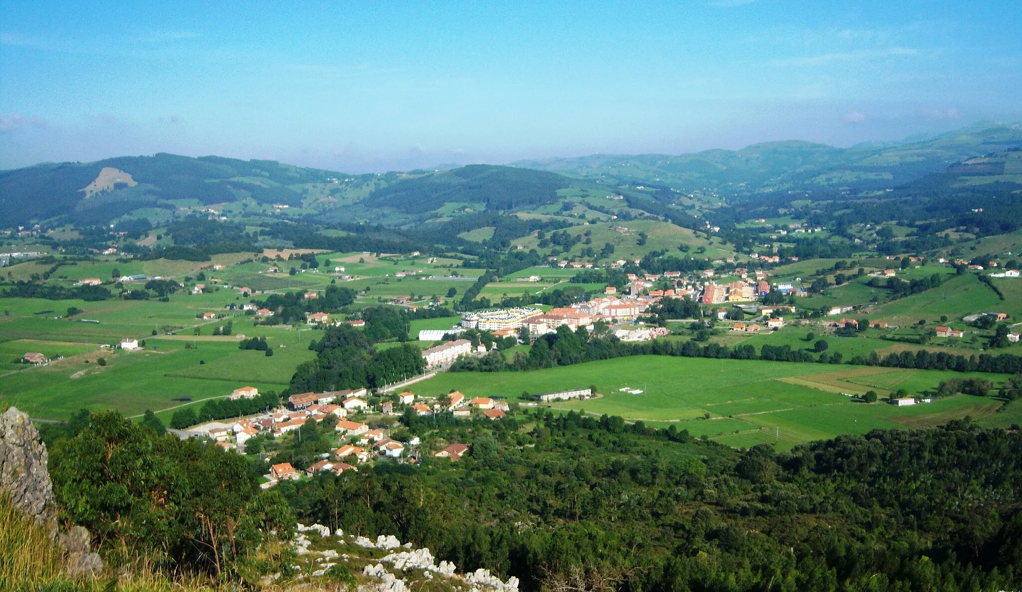 Photo showing: View to the village of Entrambasaguas from the Vizmaya Peak (Cantabria, Spain)