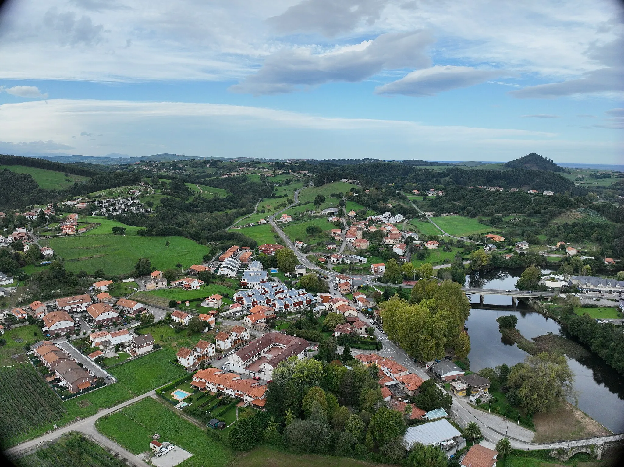 Photo showing: Vista panorámica de la localidad con el barrio de La Lastra en primer término.