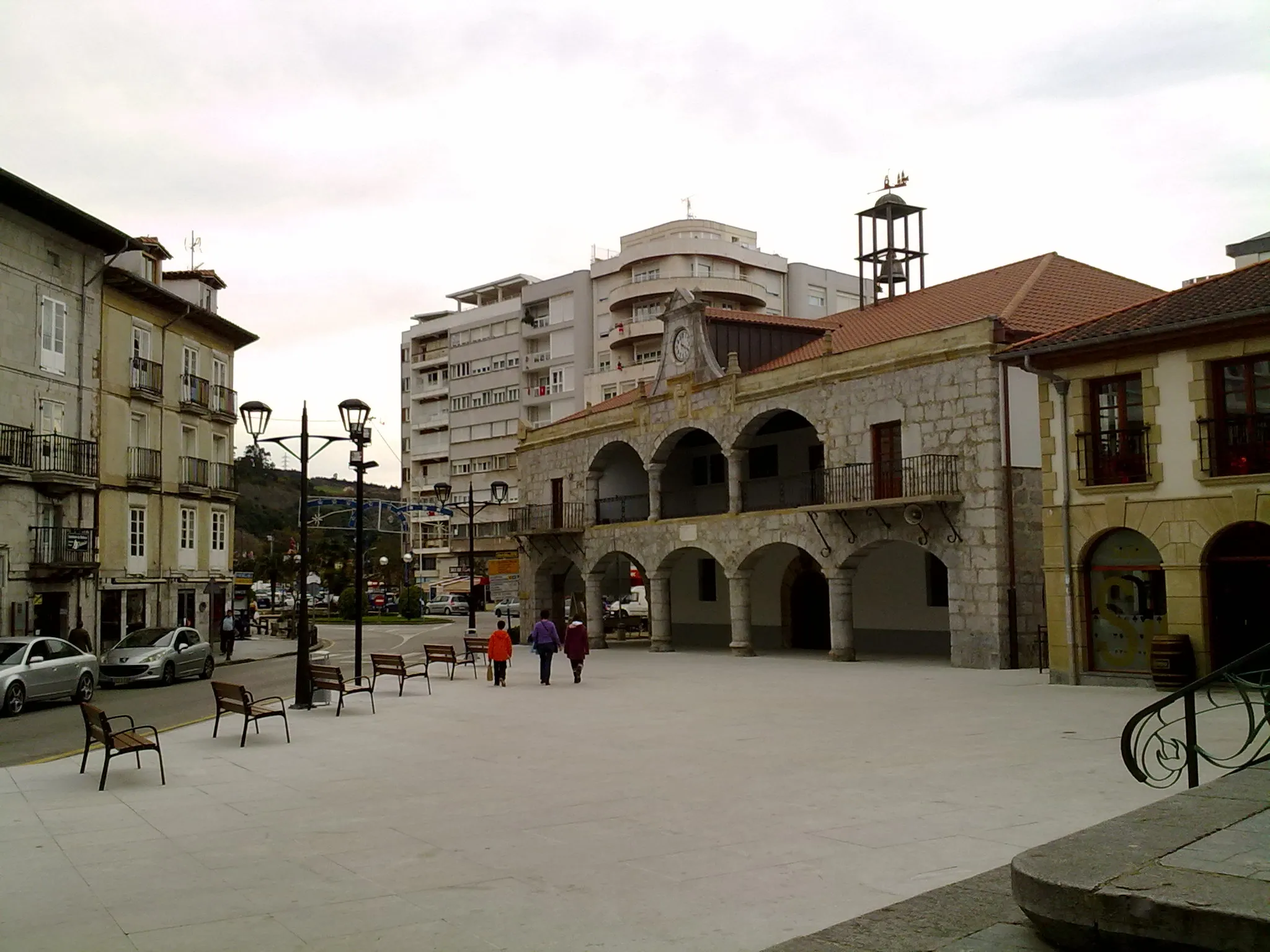 Photo showing: Antiguo ayuntamiento de Laredo.

Del siglo XVII, notable ejemplo de arquitectura de Corporaciones, compuesto de dos pisos con arcos de piedra de sillería.