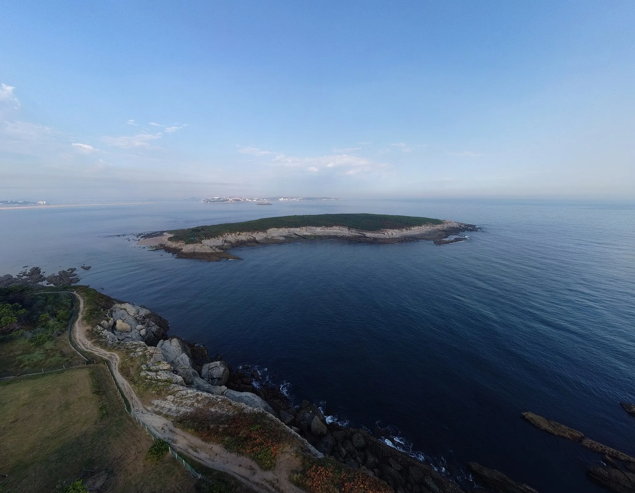 Photo showing: Vista panorámica de la Isla de Santa Marina desde los acantilados de El Canto del Fraile, con Santander al fondo.