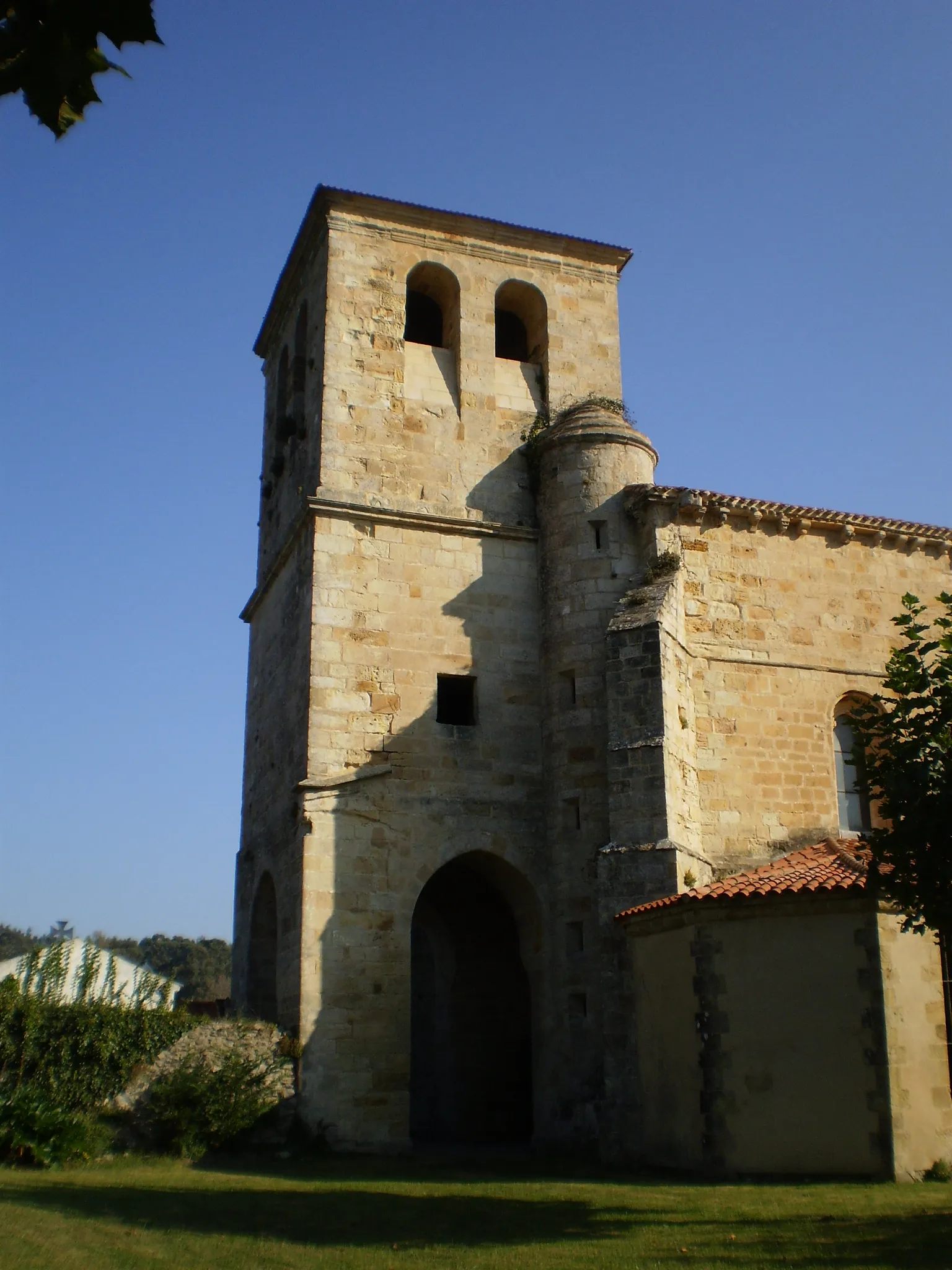 Photo showing: Campanario de la iglesia de San Pedro, en la localidad de Castillo Siete Villas (Arnuero).