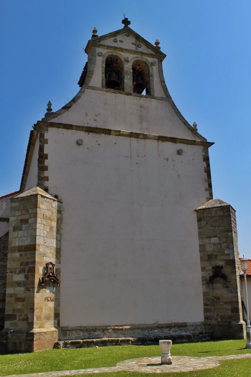 Photo showing: Fachada de la Iglesia de San Vicente Mártir de la localidad de Güemes