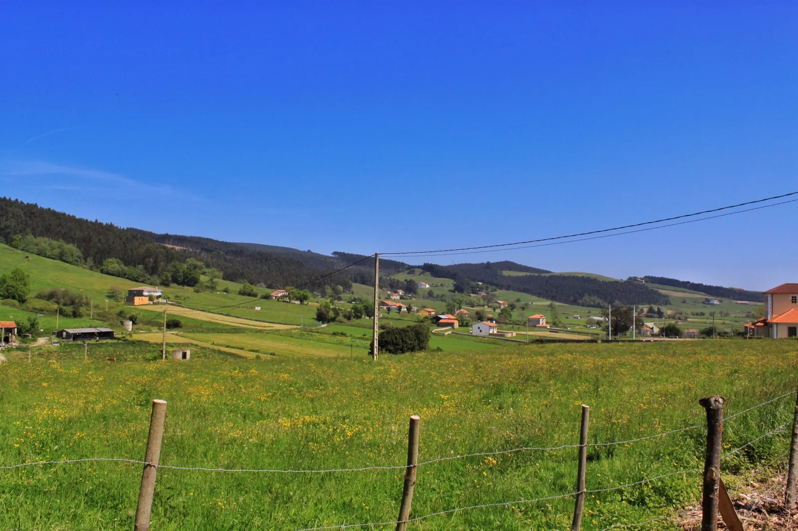 Photo showing: Vista general de la localidad de Güemes (Cantabria)