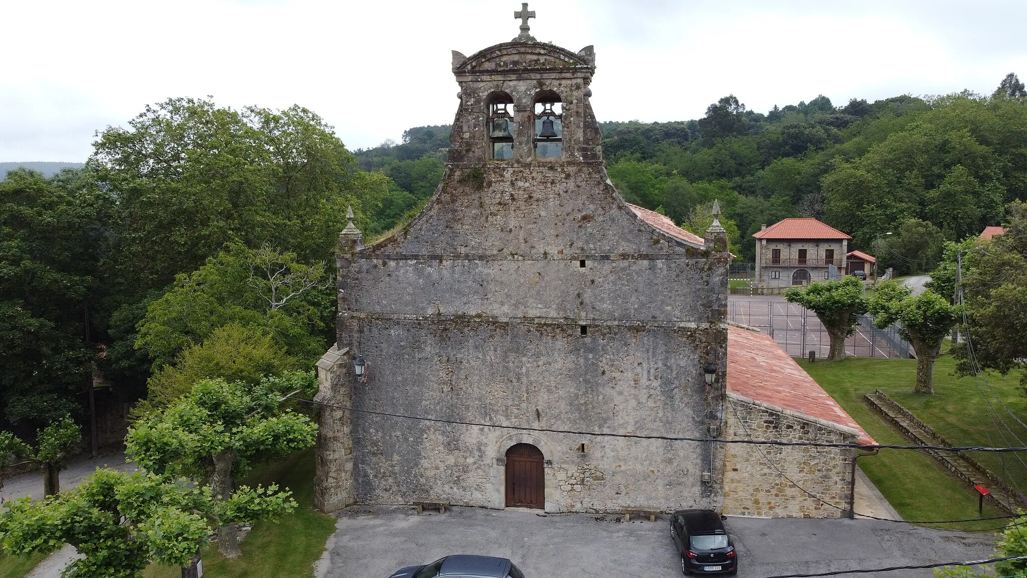 Photo showing: Frontispicio de la Iglesia de San Martín del pueblo de Carriazo (Ribamontán al Mar).