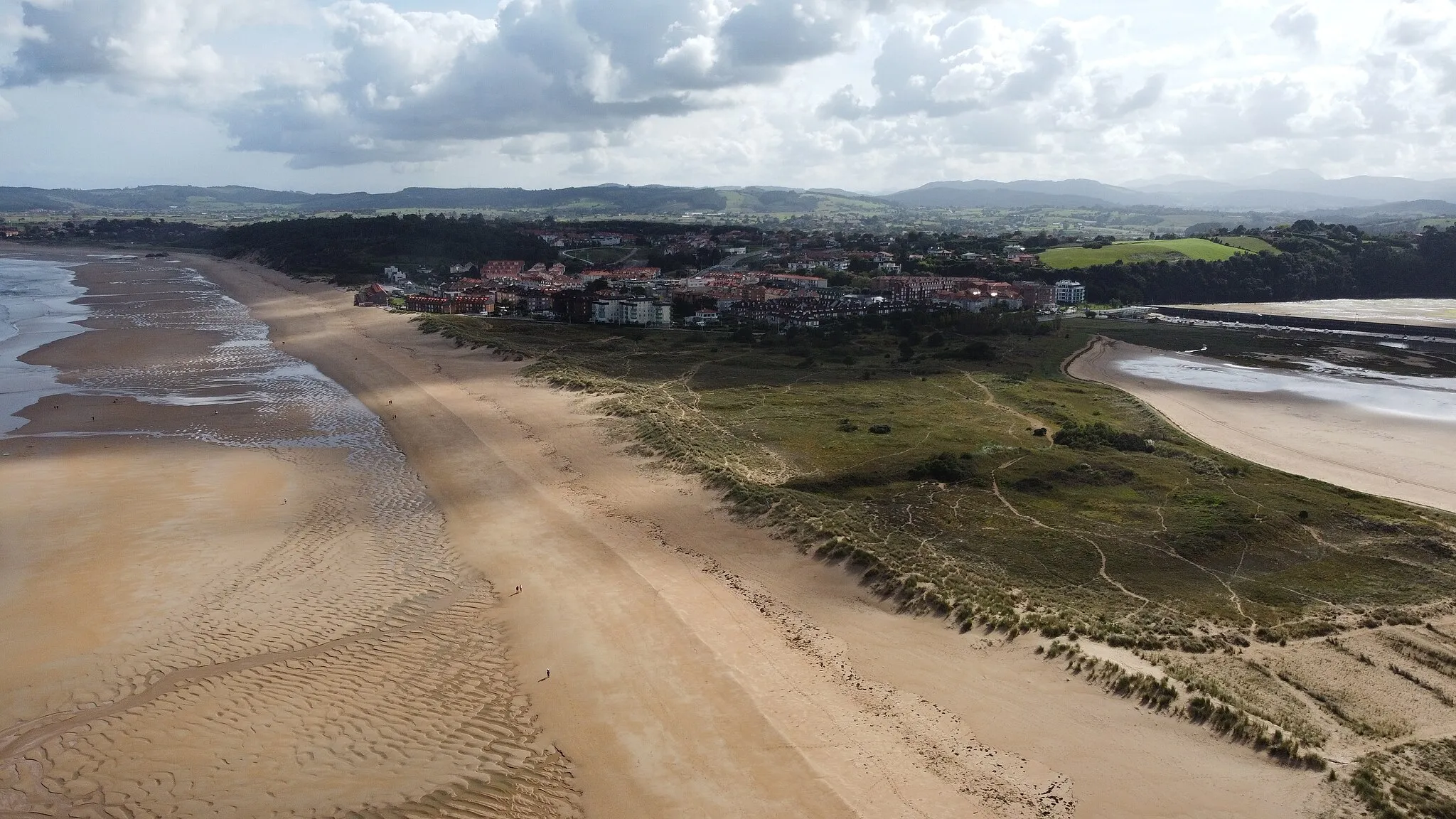 Photo showing: Vista panorámica de la playa y núcleo de Somo.