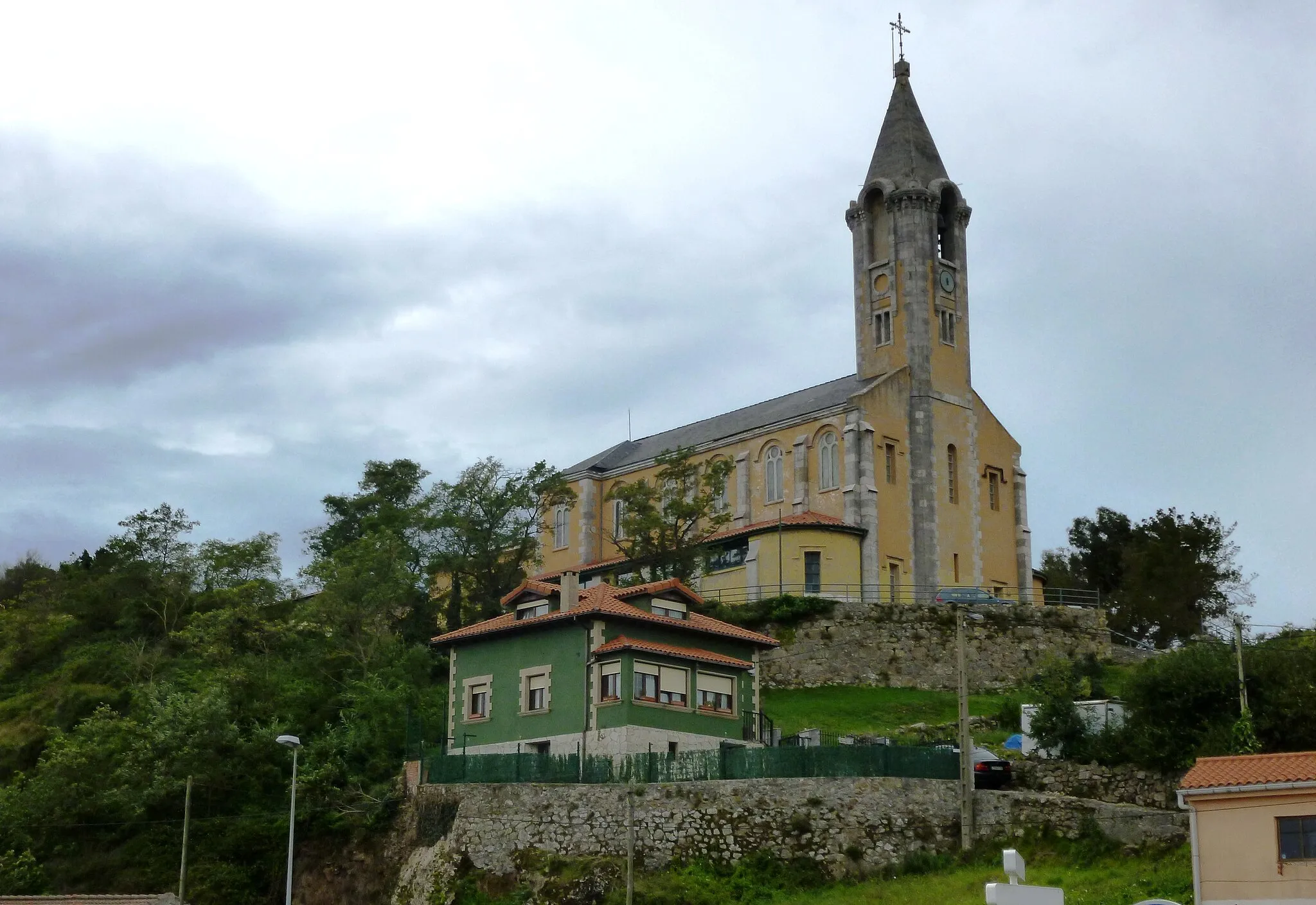 Photo showing: Kirche (iglesia) von Penacastillo, ein Vorort von Santander in Kantabrien (Spanien) aufgenommen von Norden