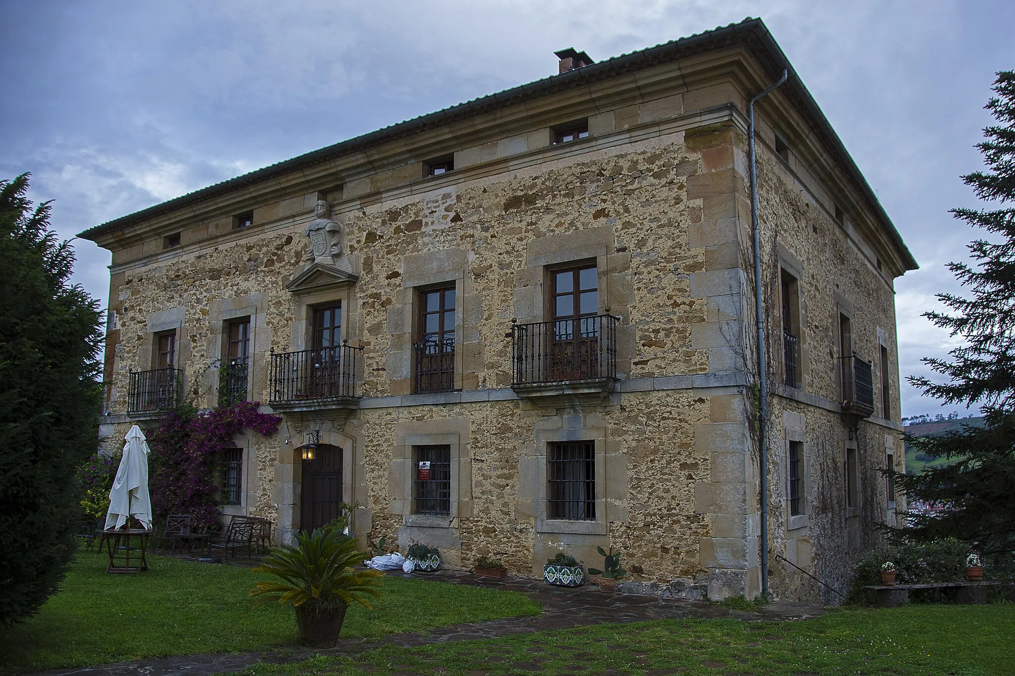Photo showing: Casona de Meruelo, construcción de finales del siglo XVIII en la población de San Mamés de Meruelo.