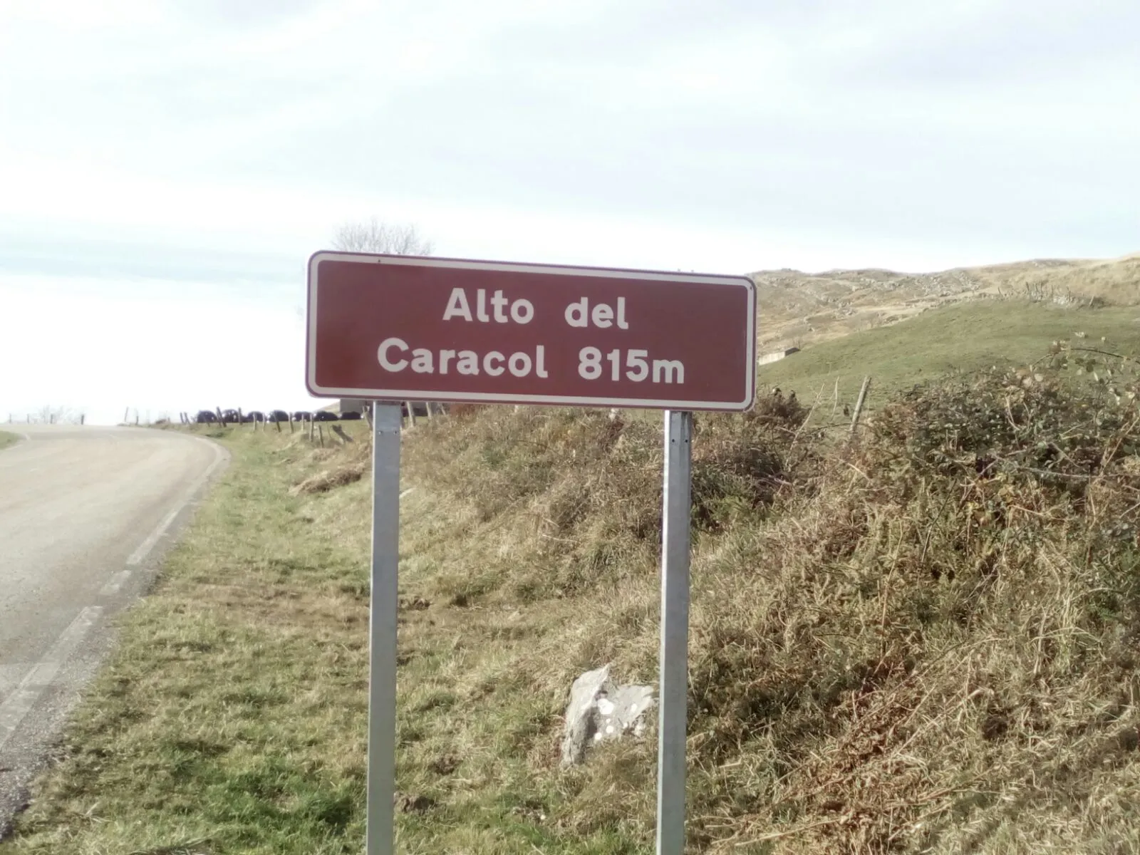Photo showing: Cartel de carretera del Alto del Caracol en Cantabria (España).