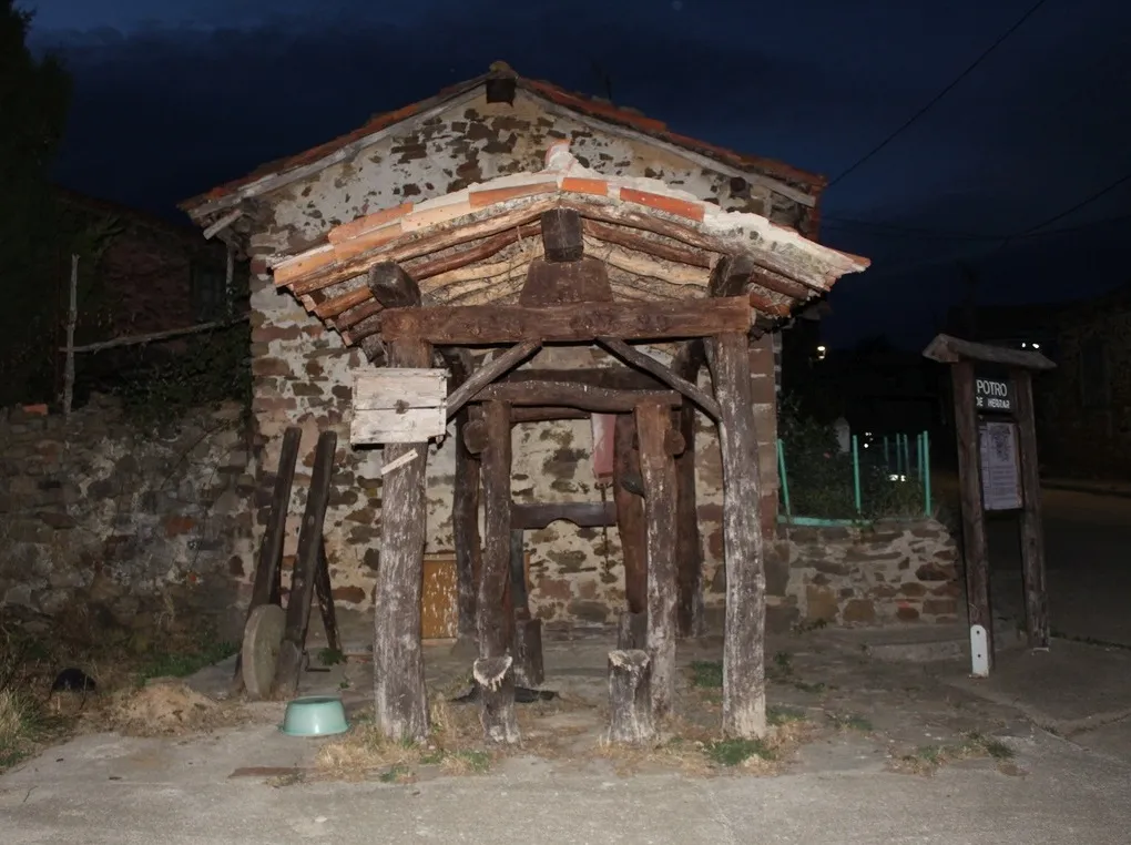 Photo showing: Potro de herrar en la plaza del pueblo