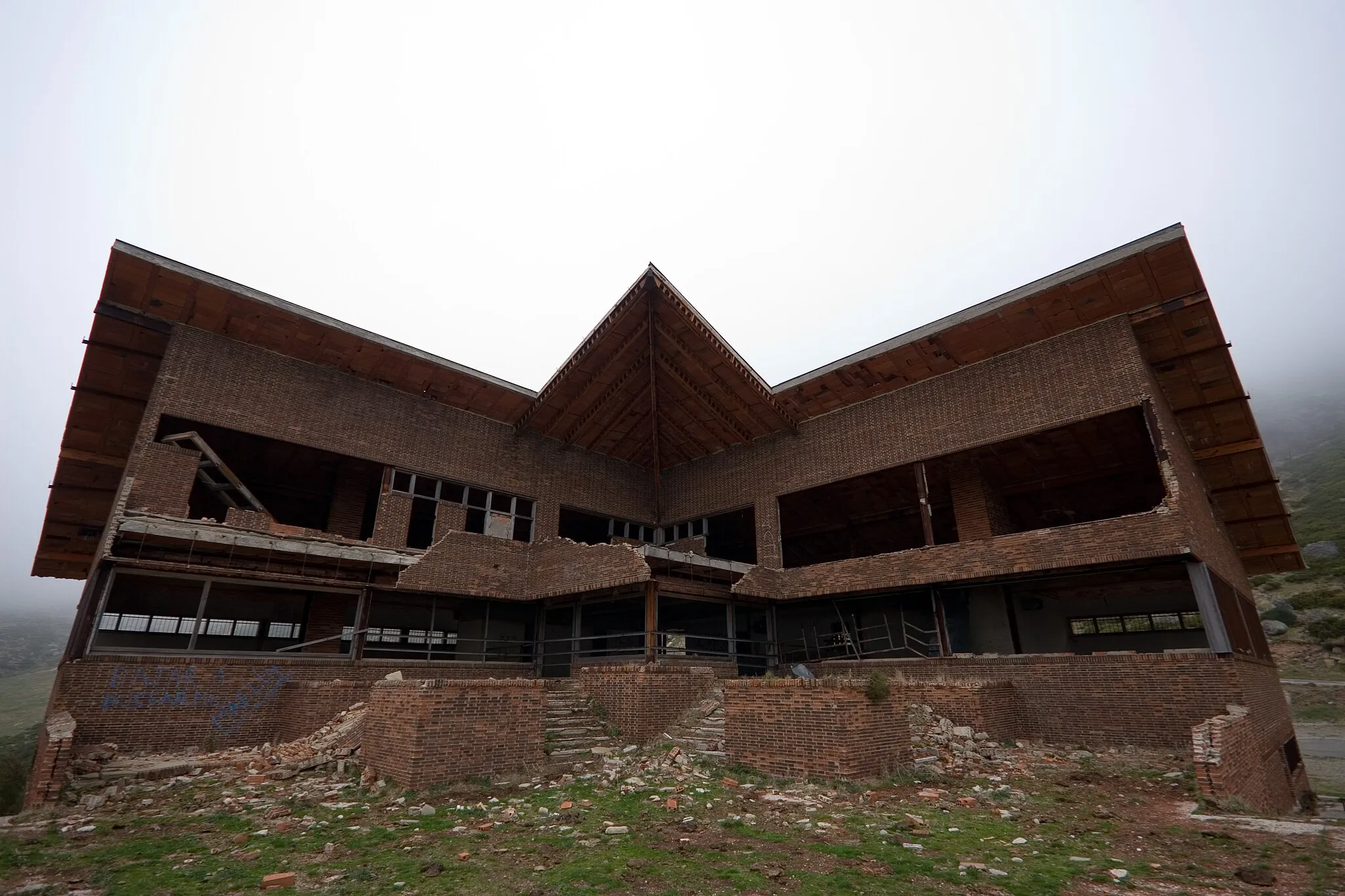 Photo showing: Antigua construcción destinada a un Parador de Turismo en El Golobar, Montaña Palentina (España)