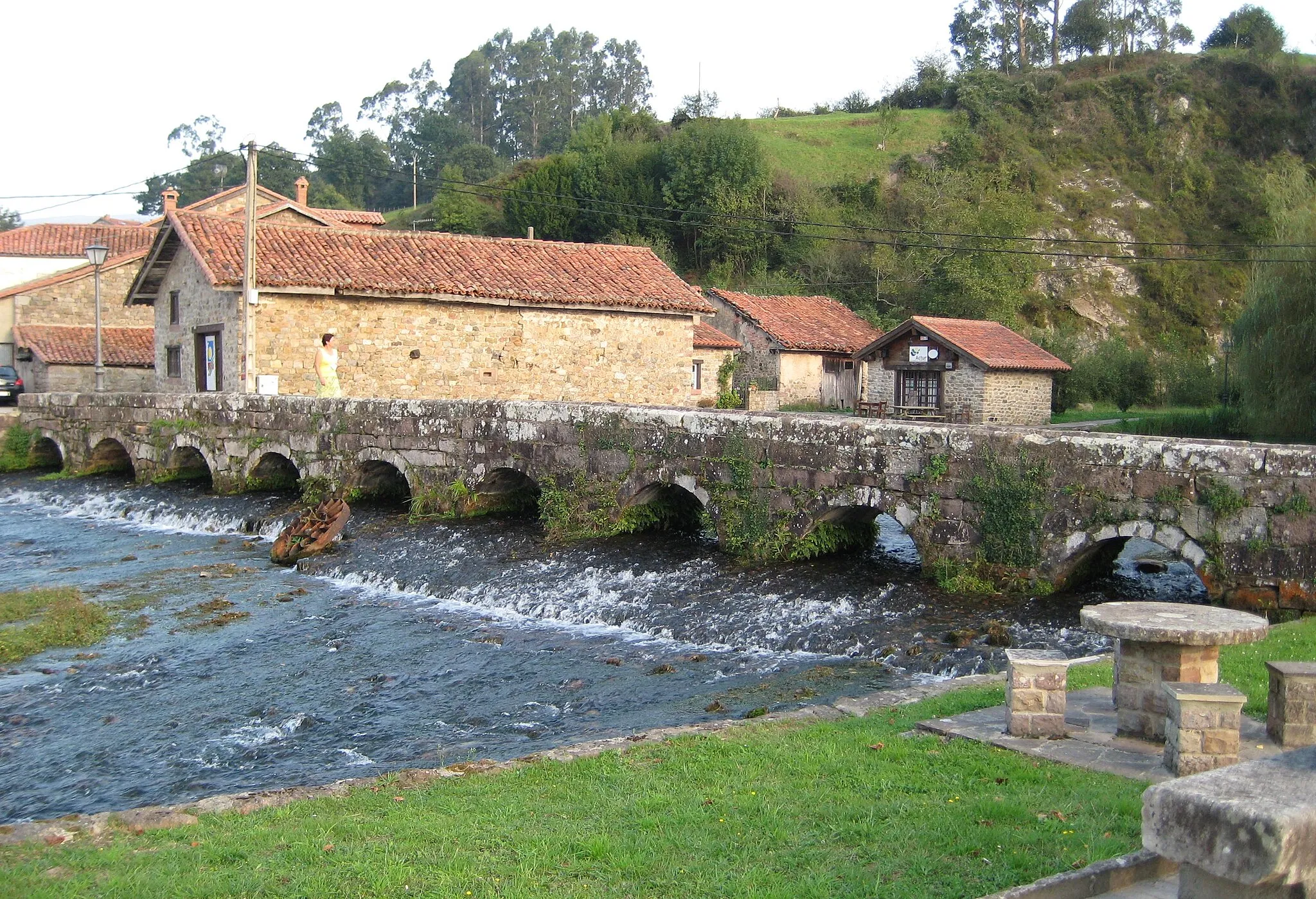 Photo showing: Medieval bridge in Ruente (Cantabria, Spain). It has nine very low eyes.