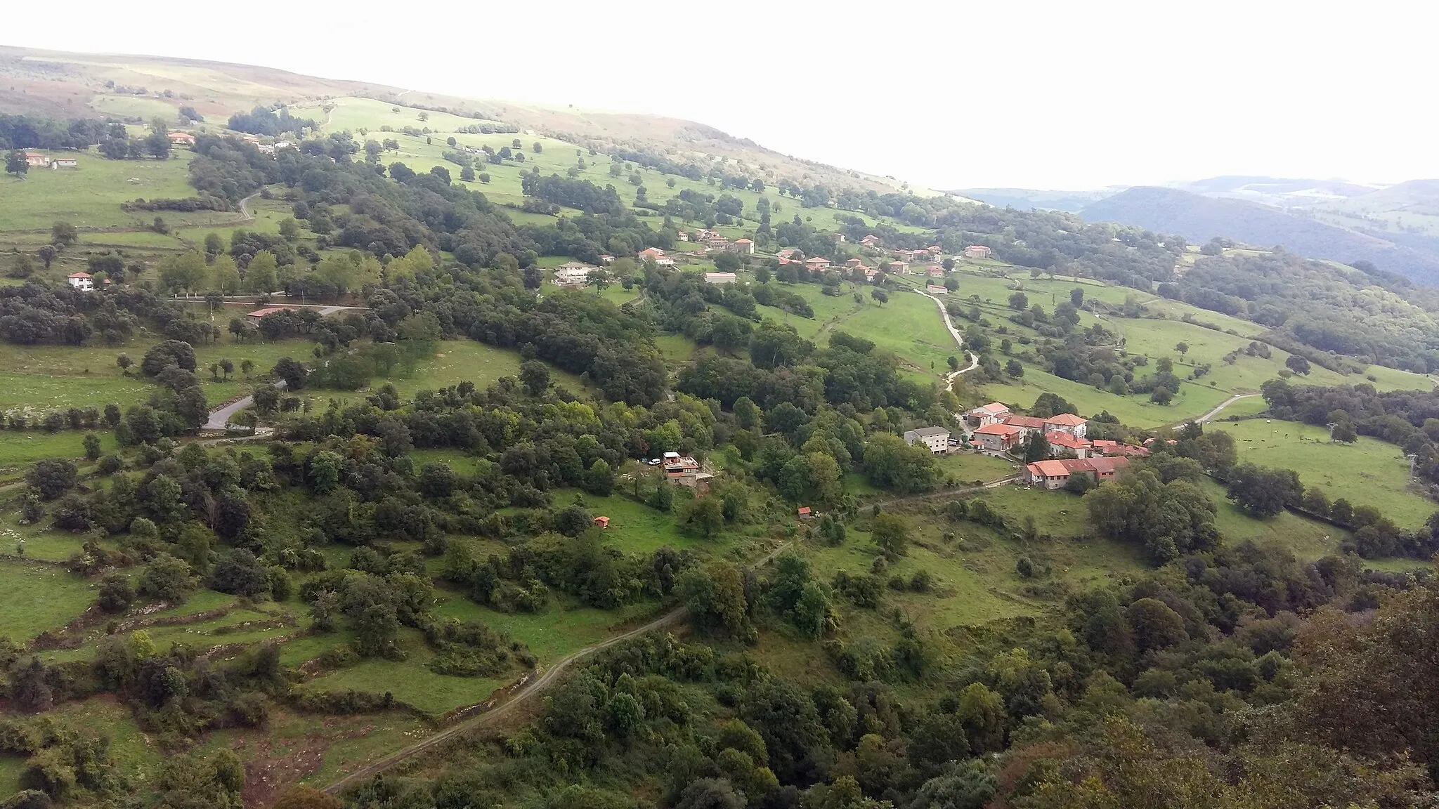 Photo showing: Vista de los barrios Hazas y Villaverde desdel el mirador de la Gándara. Soba, España