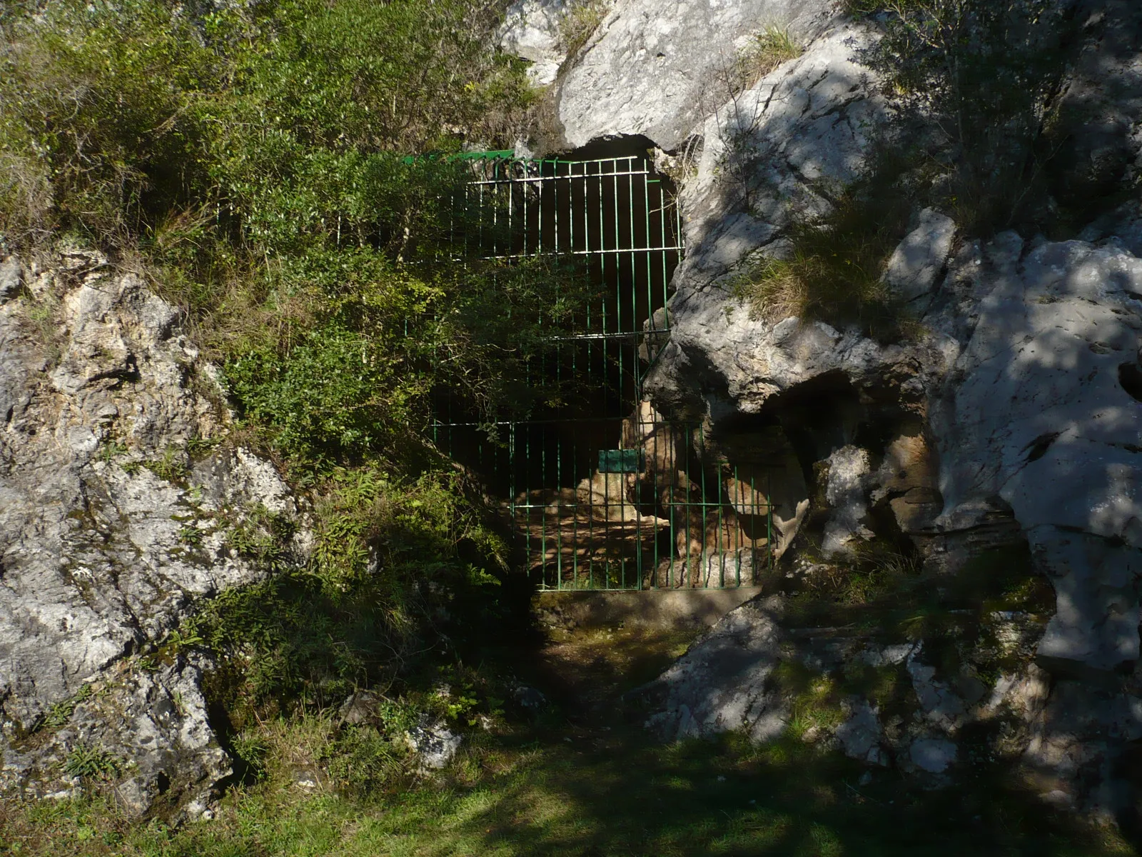 Photo showing: Entrada a la Cueva de La Pasiega. Posee interesantes pinturas de animales y signos.