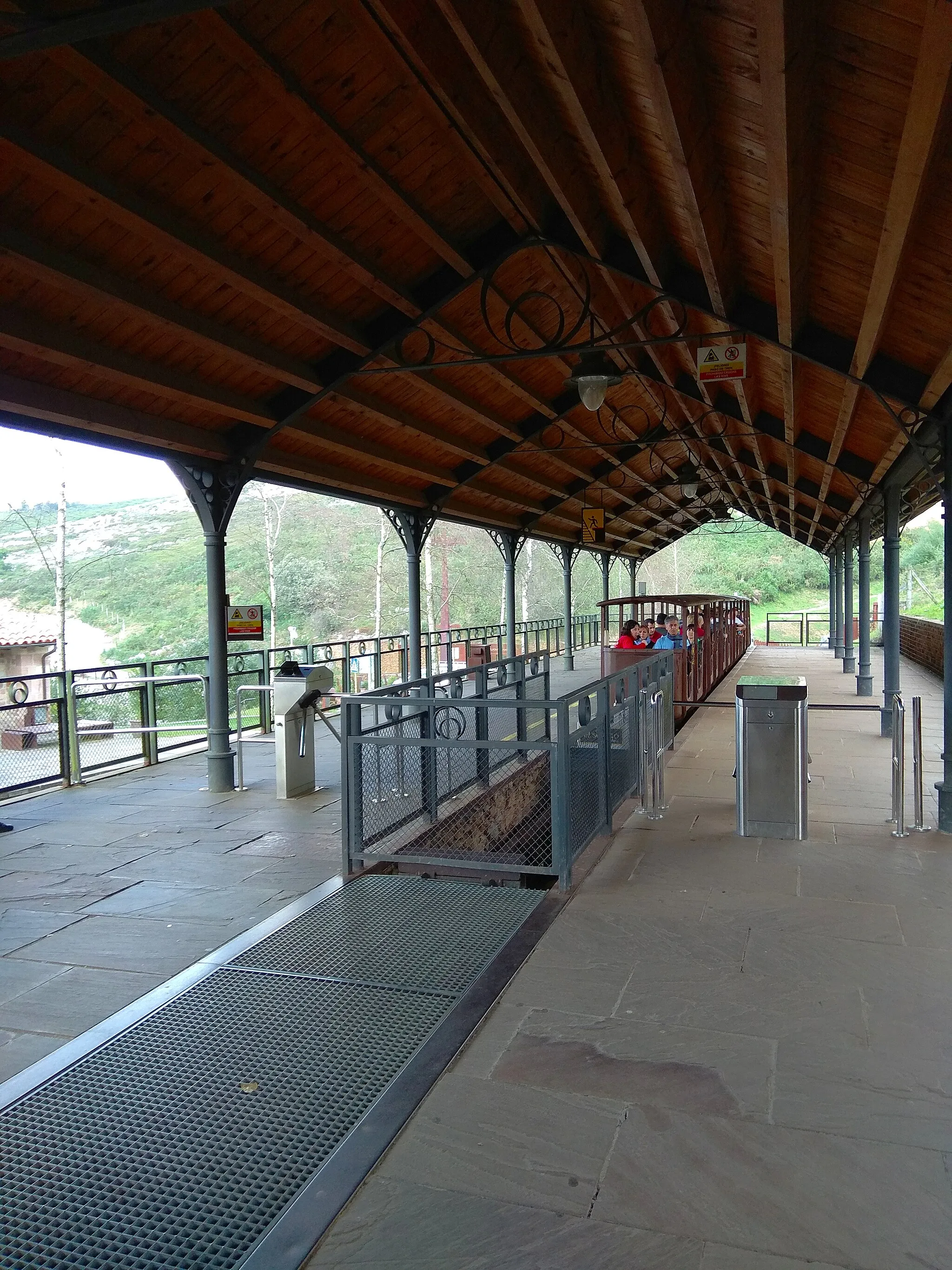 Photo showing: Estación exterior del tren minero de acceso a la cueva de El Soplao, con las vagonetas que utilizaban los mineros para el transporte de material.