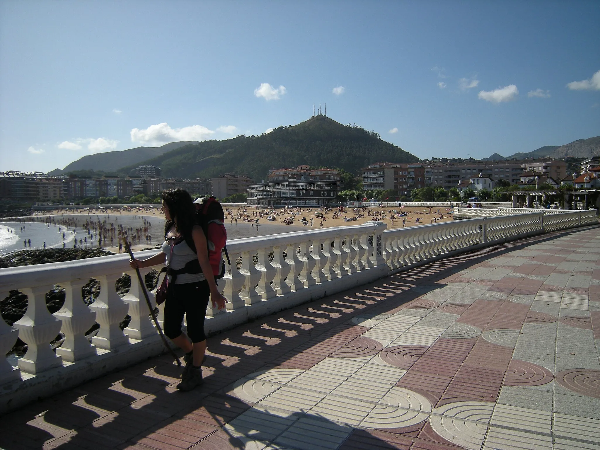 Photo showing: Entrando en Castro Urdiales.

Al fondo la playa de Brazomar.